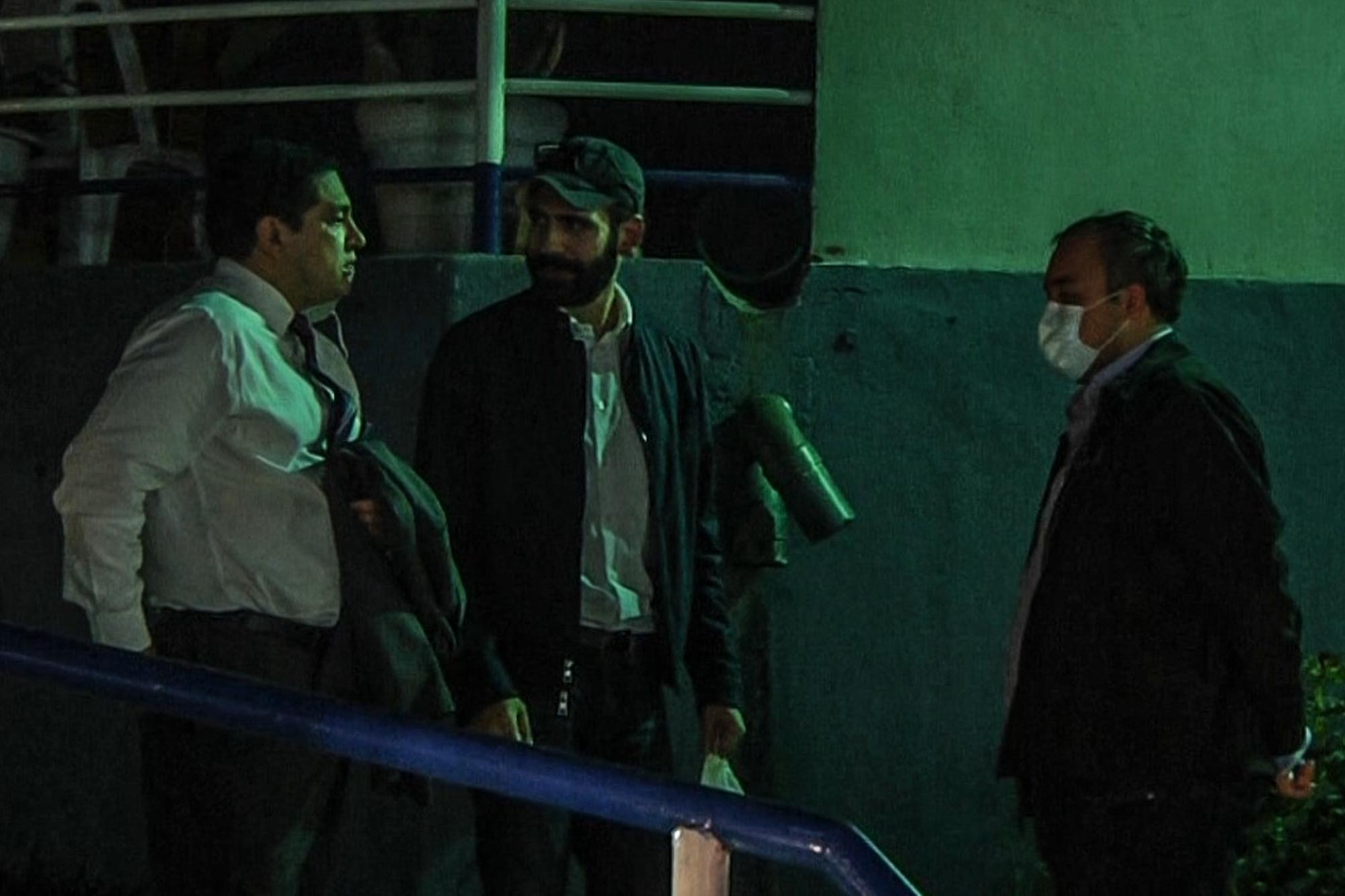 Karim Bukele, con gorra, junto a Javier Argueta en la Asamblea Legislativa. Foto de El Faro.