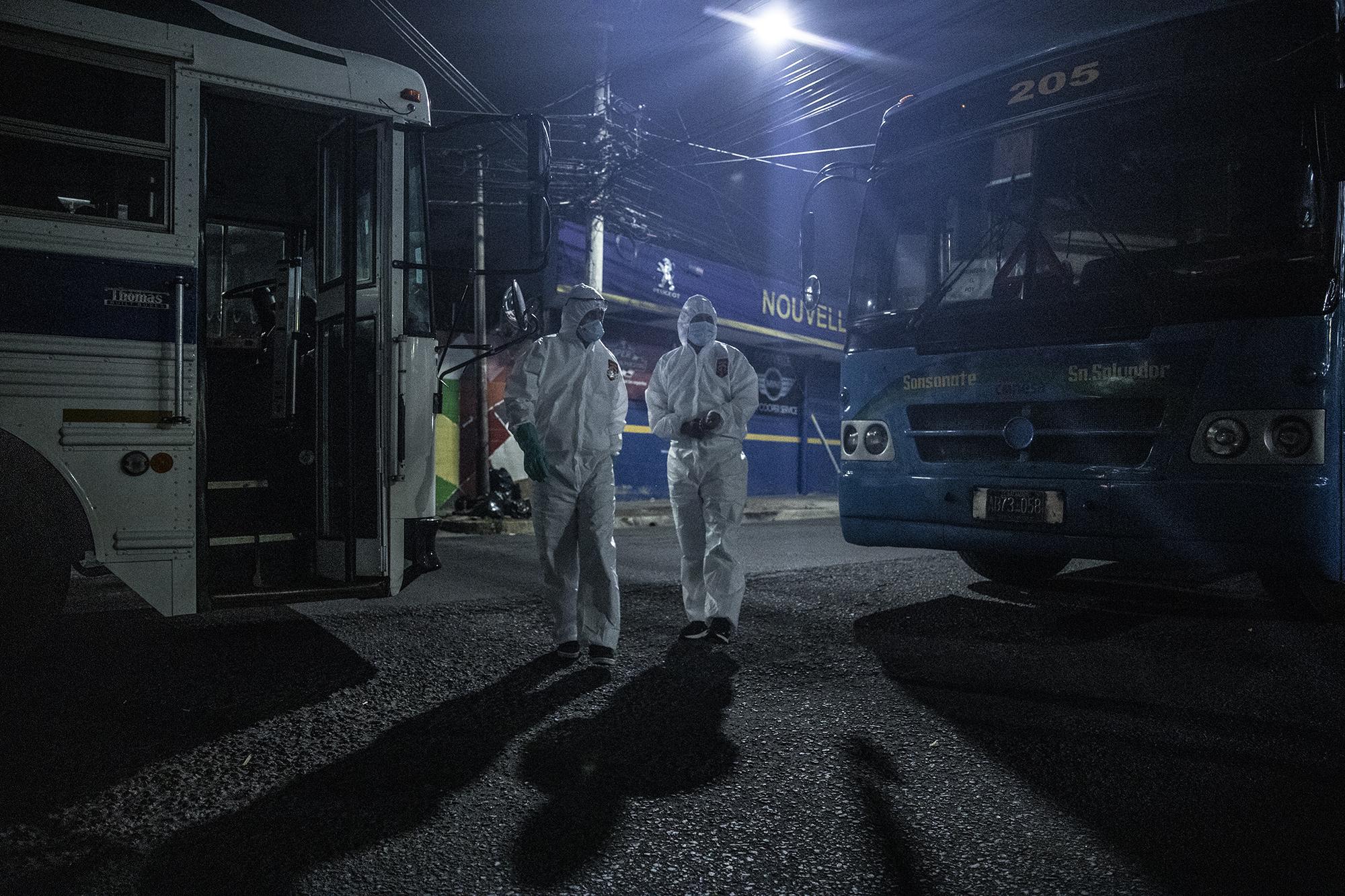 Según los conductores de los autobuses que trasladaron a los recluidos en Gamaliel, a ellos no les avisan el destino de las personas. En algunos casos, les comunican la ruta de último momento.. 