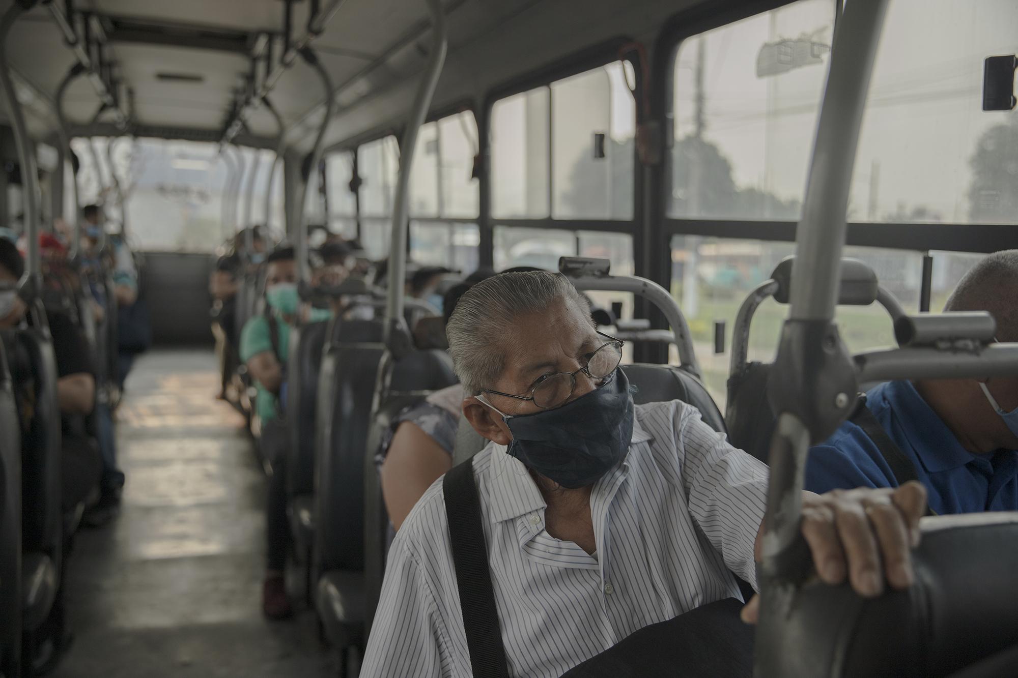 Fabián vivió la mayor parte de su vida en el municipio de Ciudad Delgado, de donde es originario, pero en los últimos años se mudó a Cimas de San Bartolo, en el municipio de Ilopango. Cada mañana, aborda un autobús de la ruta 29 E que lo lleva desde su casa hasta el Parque San José, desde donde camina un par de cuadras hasta la peluquería Libertad.