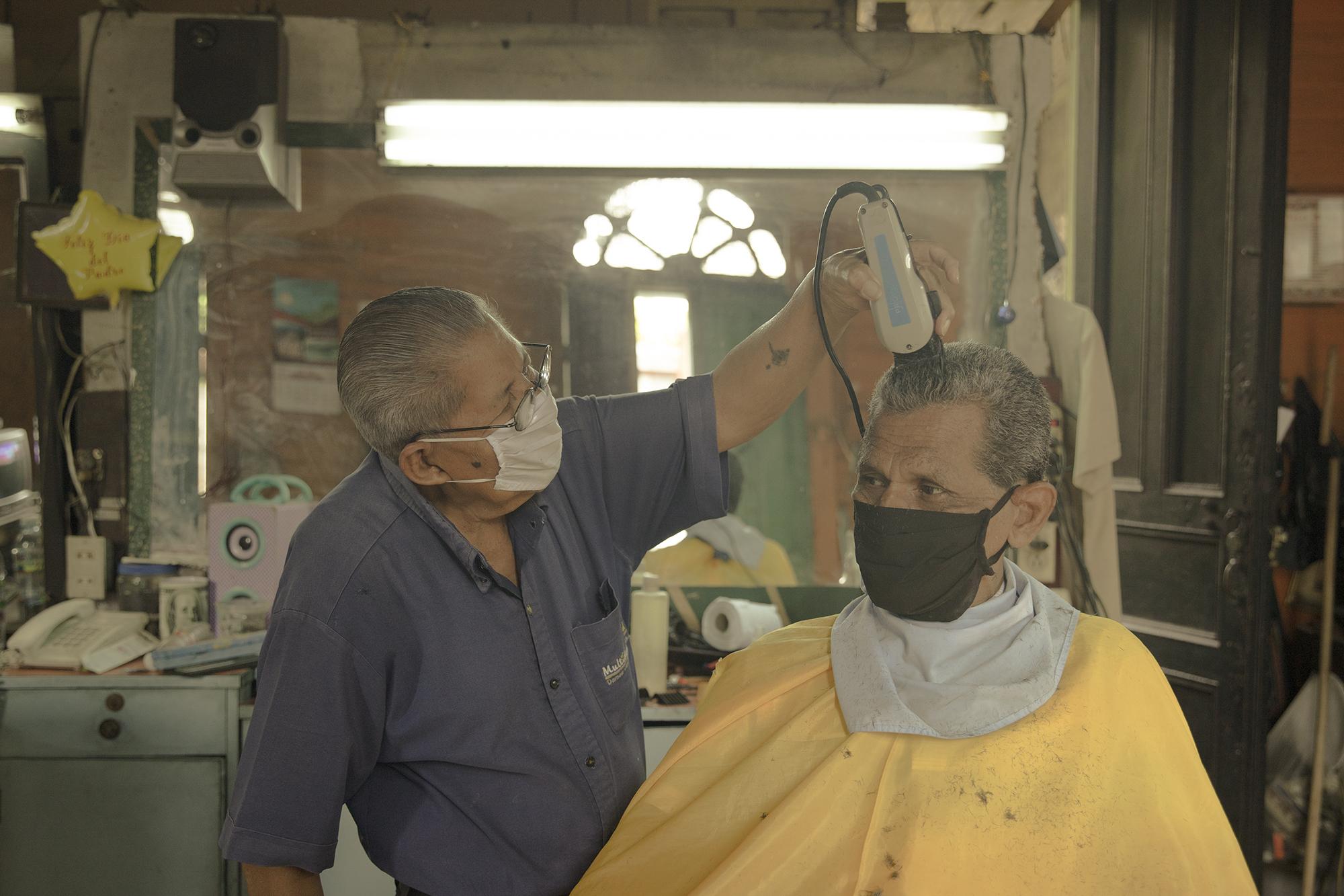 Por su edad, Fabián suele olvidar algunas cosas. Muchas veces, los clientes como Germán Pérez le decían que debía usar mascarilla. Solo entonces, Fabián se la ponía. 