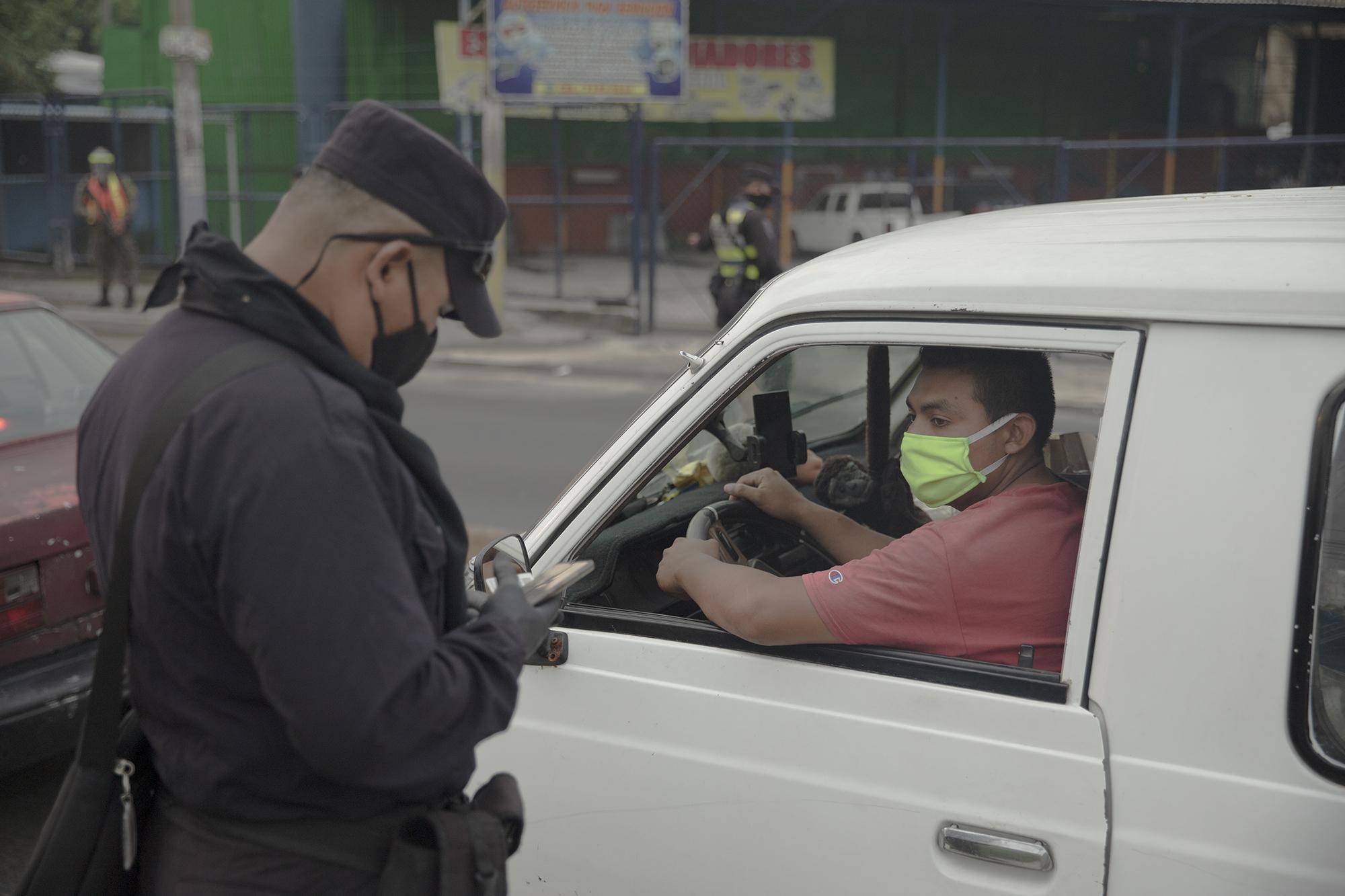 Un retén a la altura del puente Eureka, límite Soyapango y San Salvador, ocasionó un caos vehicular debido a que la mayoría de vehículos eran detenidos para verificar que el conductor tuviera permitido circular según su DUI y ocupación. Foto de El Faro: Carlos Barrera