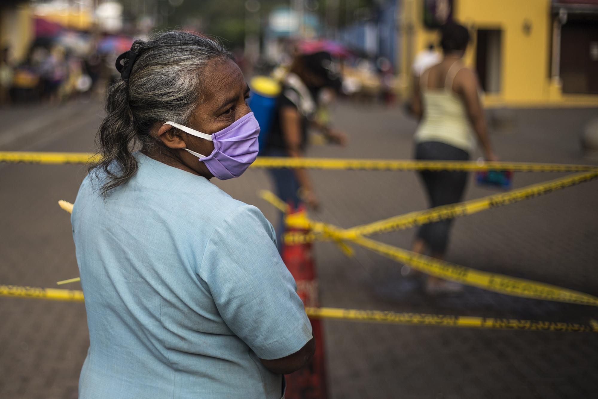 In addition to shielding themselves from the novel coronavirus, women in El Salvador are weathering another pandemic: acts of gender-based violence. Photo: Víctor Peña/El Faro