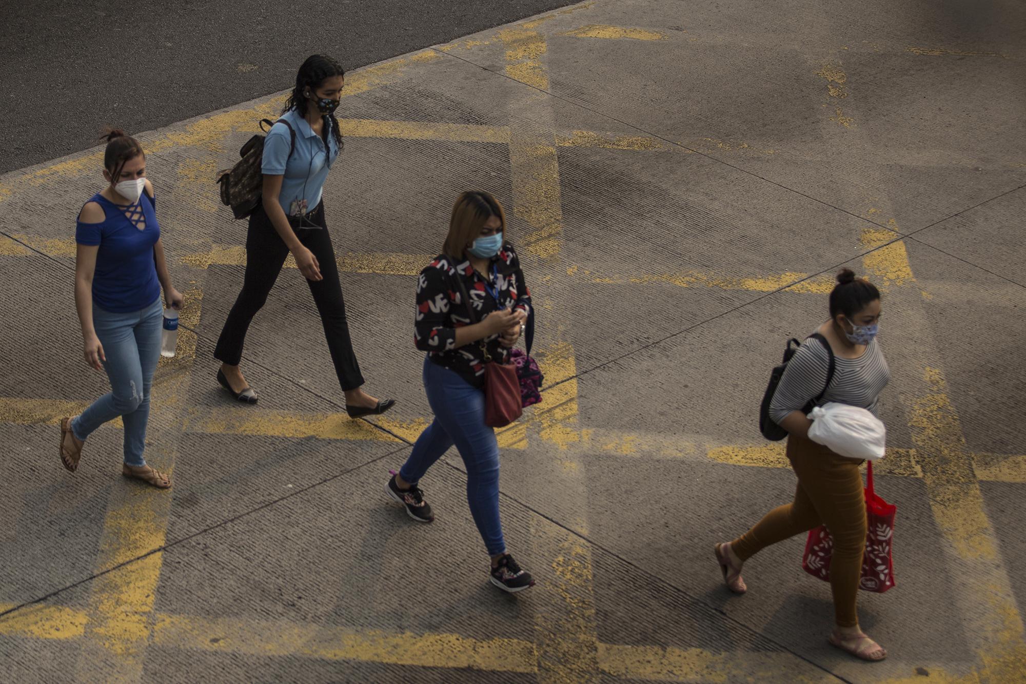 Owing to the stay-at-home order, circulation on the streets of El Salvador has fallen, yet the decreased traffic that has not counteracted violence against women on the thoroughfare. Photo: Víctor Peña/El Faro