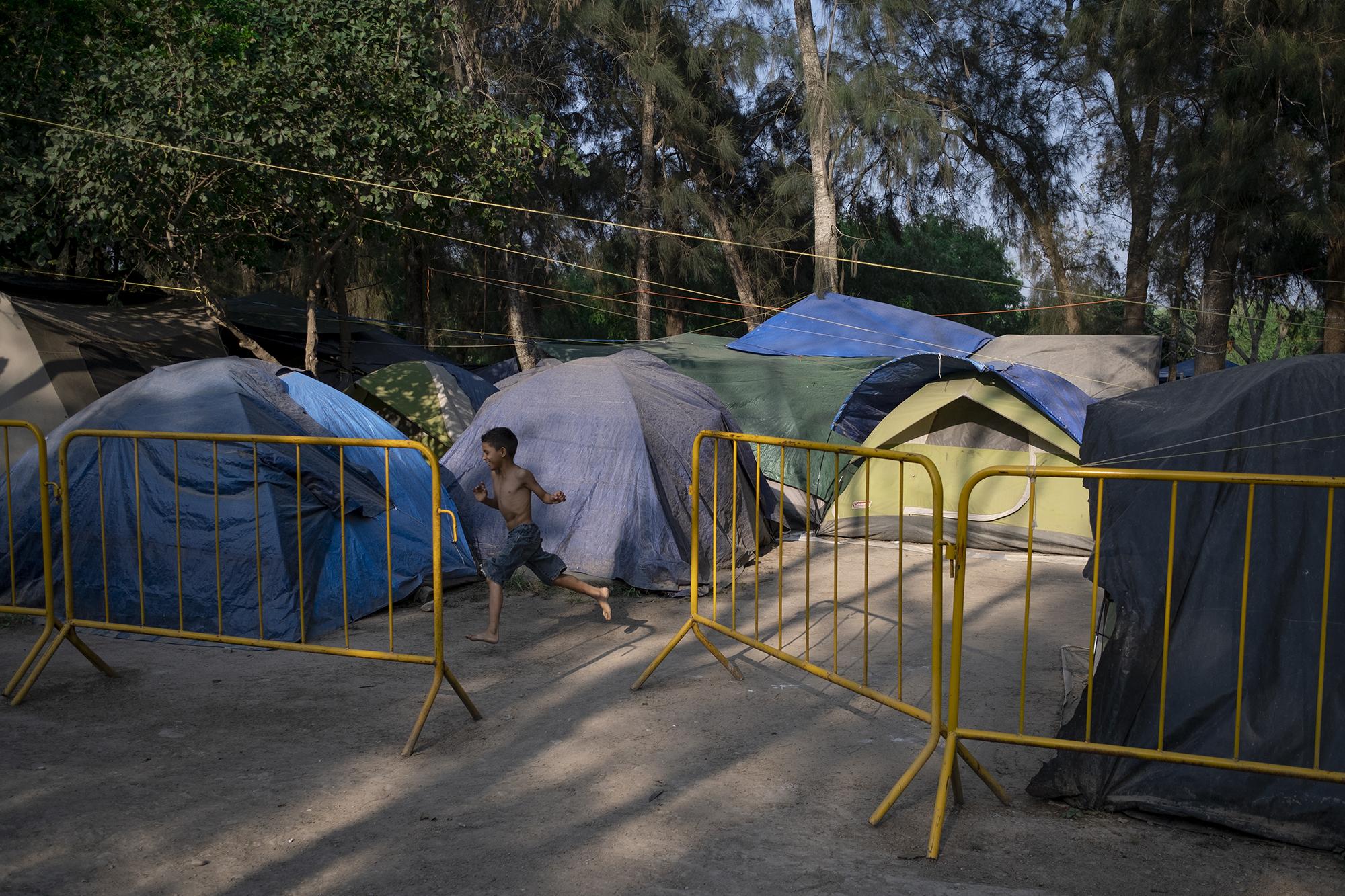 El campamento tiene un poco más de un año de estar instalado en Matamoros, en la ribera del río Bravo. Su crecimiento comenzó después que el gobierno estadounidense implementño la política “Remain en Mexico” (“Permanecer en México”), a finales de enero del 2019. Foto de El Faro: Fred Ramos.