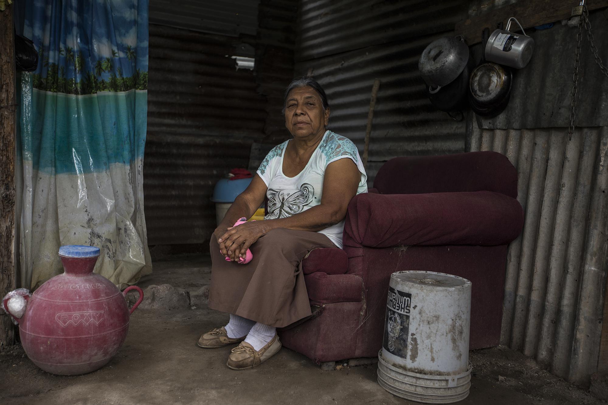 Margarita González, de 72 años, tiene insuficiencia renal. Durante toda la cuarentena no ha podido ir por sus pastillas al hospital Rosales. Es una mujer sola que de cuando en cuando recibe ayuda de uno de sus hijos. Margarita vive al final del pasaje E, de la comunidad 15 de Marzo, en una champa que cada día se deteriora más. Foto de El Faro: Víctor Peña.