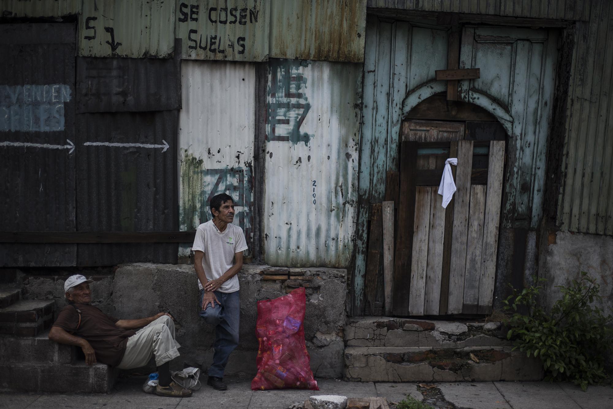 Saúl Baisa, 67 años, compraba aluminio y plástico reciclado. Tiene más de dos meses sin ingresos por su trabajo, pero fue beneficiado con los $300 que el Gobierno otorgó en el mes de abril. “También tenía $140 de ahorros, pero el dinero se acaba. Mi negocio ya tronó, vamos para atrás”, asegura Saúl, quien vive con su esposa en una de las casas antiguas de madera, sobre la calle Concepción, en el Centro de San Salvador. Foto de El Faro: Víctor Peña.