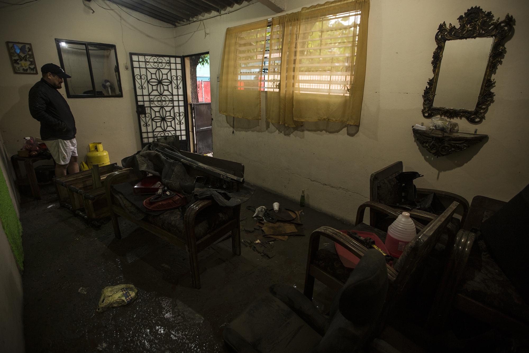 Mauro Vidal, de 43 años, observa los estragos que la lluvia dejó en su vivienda, en el pasaje J, de la colonia Santa Lucía, en el municipio de Ilopango, del departamento de San Salvador. Foto de El Faro: Víctor Peña. 