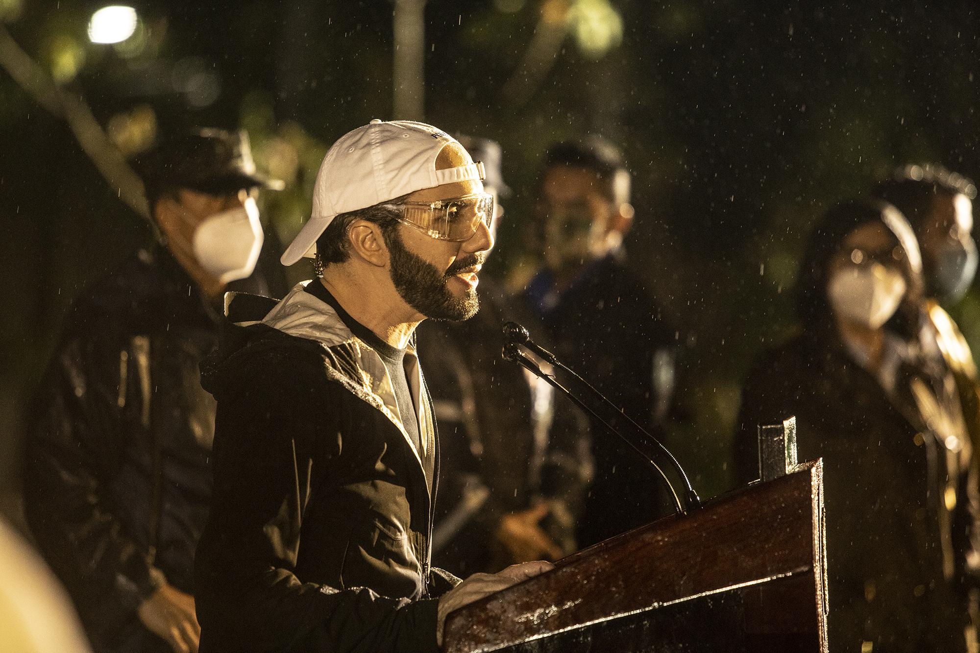 El presidente Nayib Bukele durante una conferencia de prensa en los alrededores de la comunidad Nuevo Israel, el 31 de mayo. La comunidad fue afectada por el paso de la tormenta tropical Amanda y Bukele se presentó al lugar para hacer el anuncio de ayuda del Gobierno a los afectados. Foto de El Faro: Carlos Barrera.