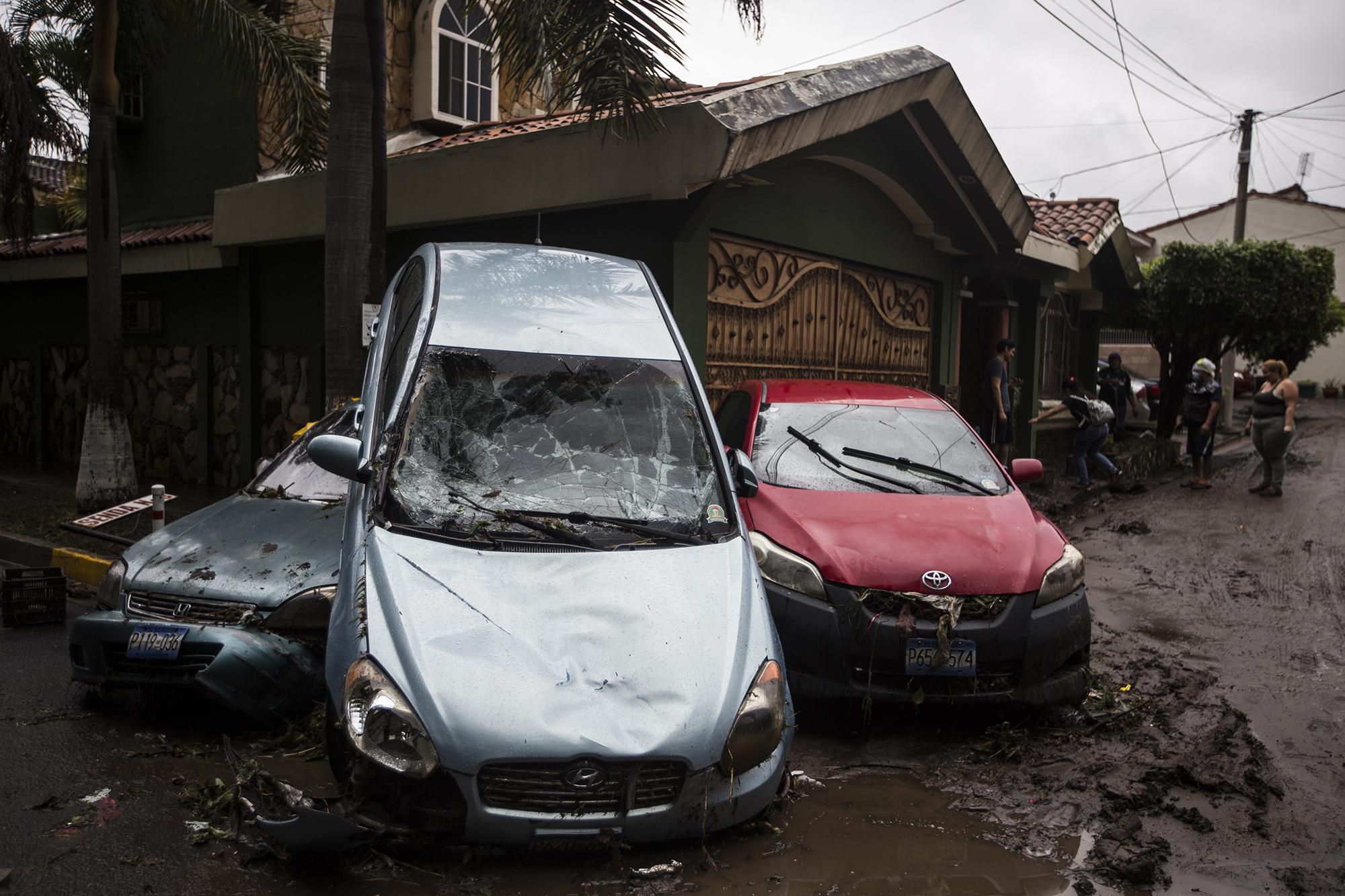 En la residencial Lomas de San Francisco, la riada arrastró a unos 25 vehículos. El agua rompió el muro de contención de este lugar, corrió e inundó la calle principal. Dañó las primeras viviendas, arrastró los carros que encontró al paso. Esta residencial está frente a la comunidad Nueva Israel: son separadas por la quebrada. Esta vez, hubo daños en la comunidad y en la colonia.