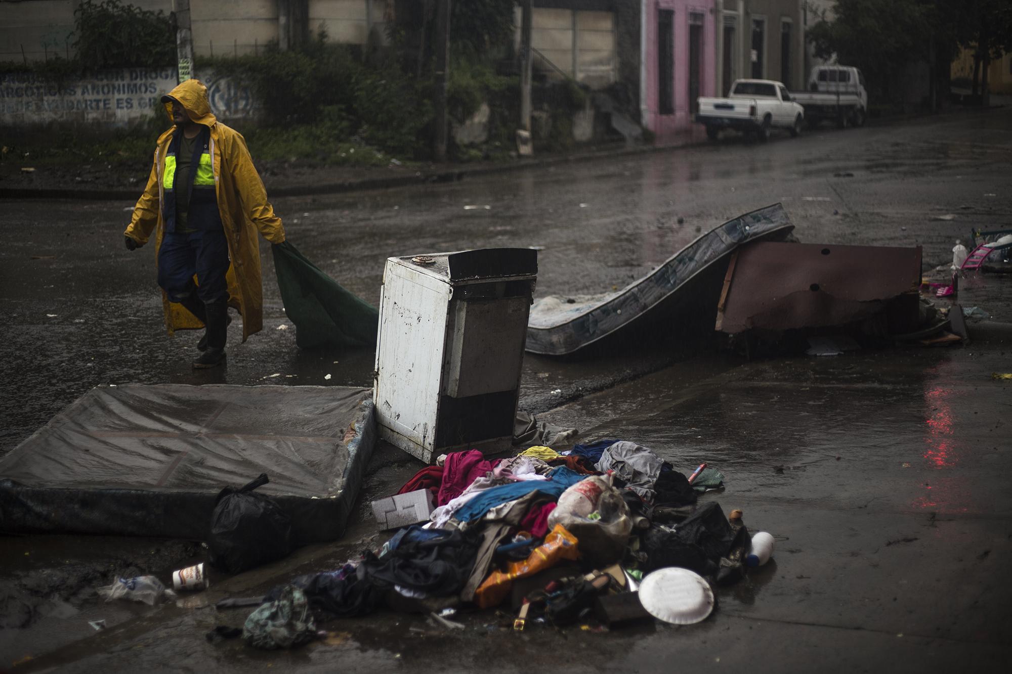 “Aquí pasaban refrigeradoras, camas, cocinas, de todo llevaba el agua”, dice Ricardo Orellana, habitante del barrio Modelo de la capital. En este lugar, un hombre murió ahogado cuando intentó recuperar su taxi, que estaba siendo arrastrado por el desborde de la quebrada El Arenal, entre las calles Modelo y Francisco Menéndez. La corriente fue tal que alcanzó el semáforo en este lugar.