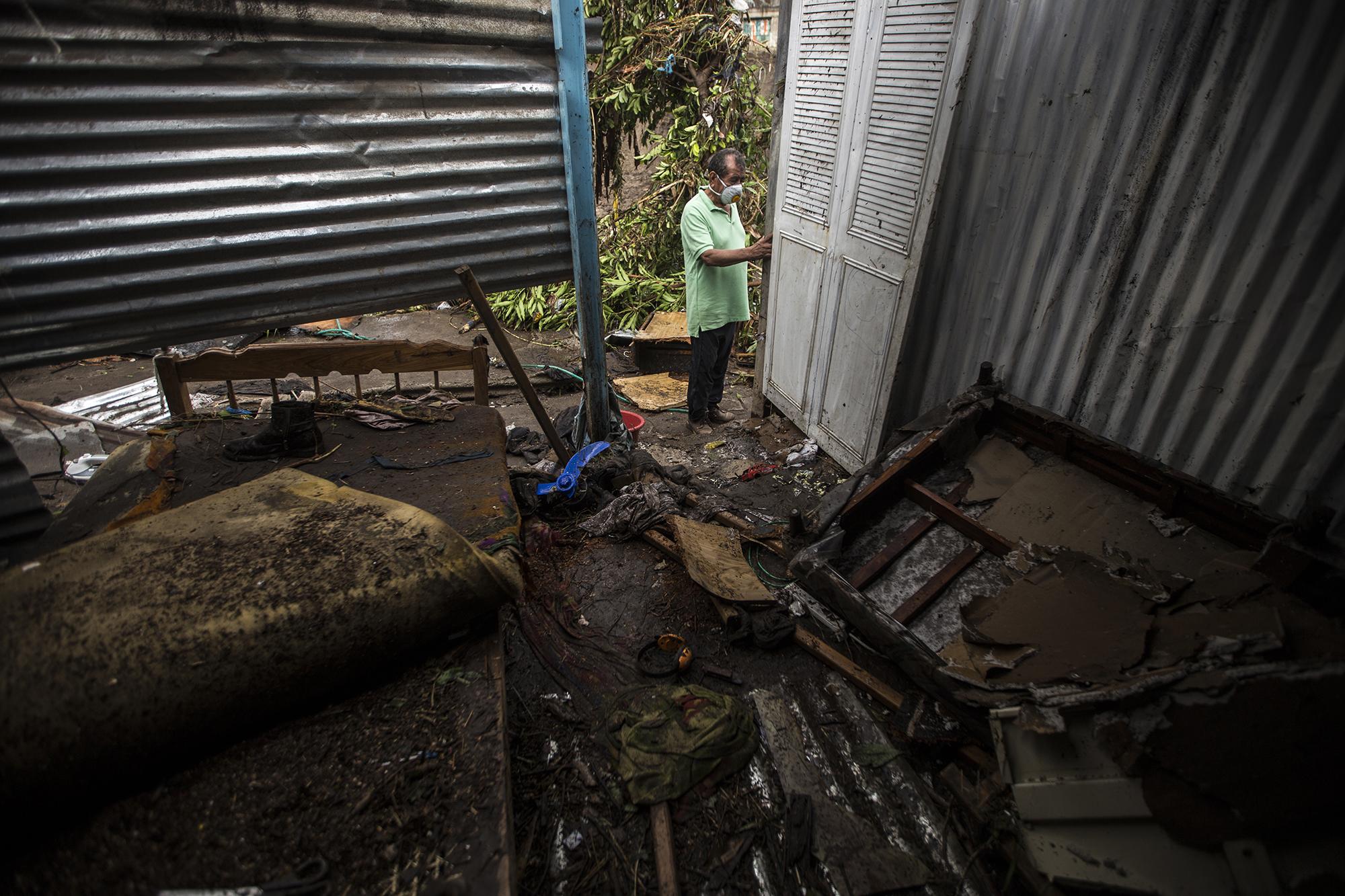 Manuel Mendoza, de 76 años, observa los estragos de la lluvia en su casa, a cinco metros de la quebrada El Piro, en la comunidad La Cuchilla, de Antiguo Cuscatlán. Manuel lo perdió todo y ahora ha buscado refugio entre sus conocidos dentro de la comunidad.