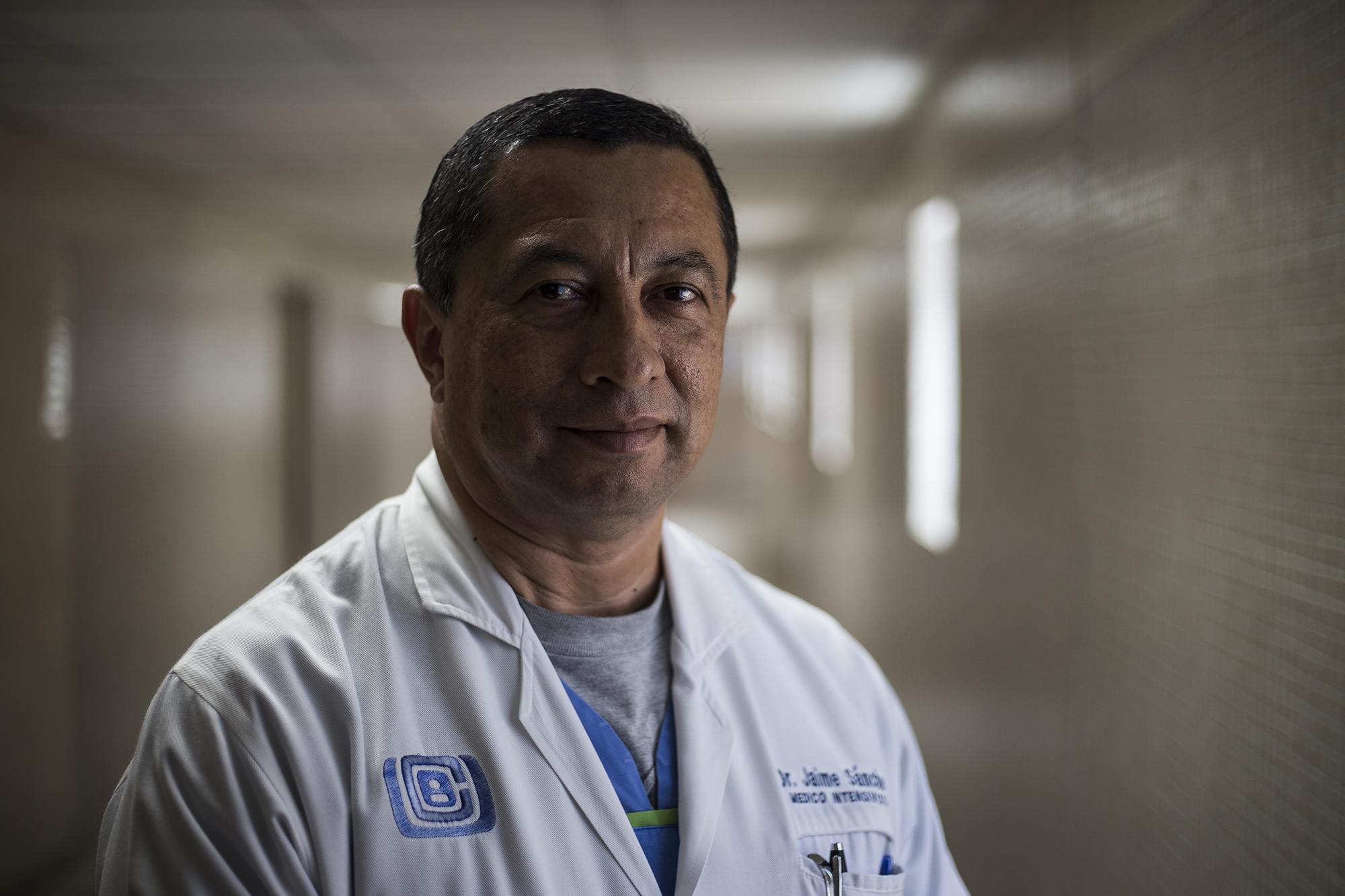 Jaime Sánchez es el presidente de la Asociación Salvadoreña de Medicina Crítica y Cuidados Intensivos (Asalmecci). Él señala que los hospitales ya están saturados y que urge la puesta en marcha de al menos 50 camas UCI de Cifco. Foto de El Faro: Víctor Peña.