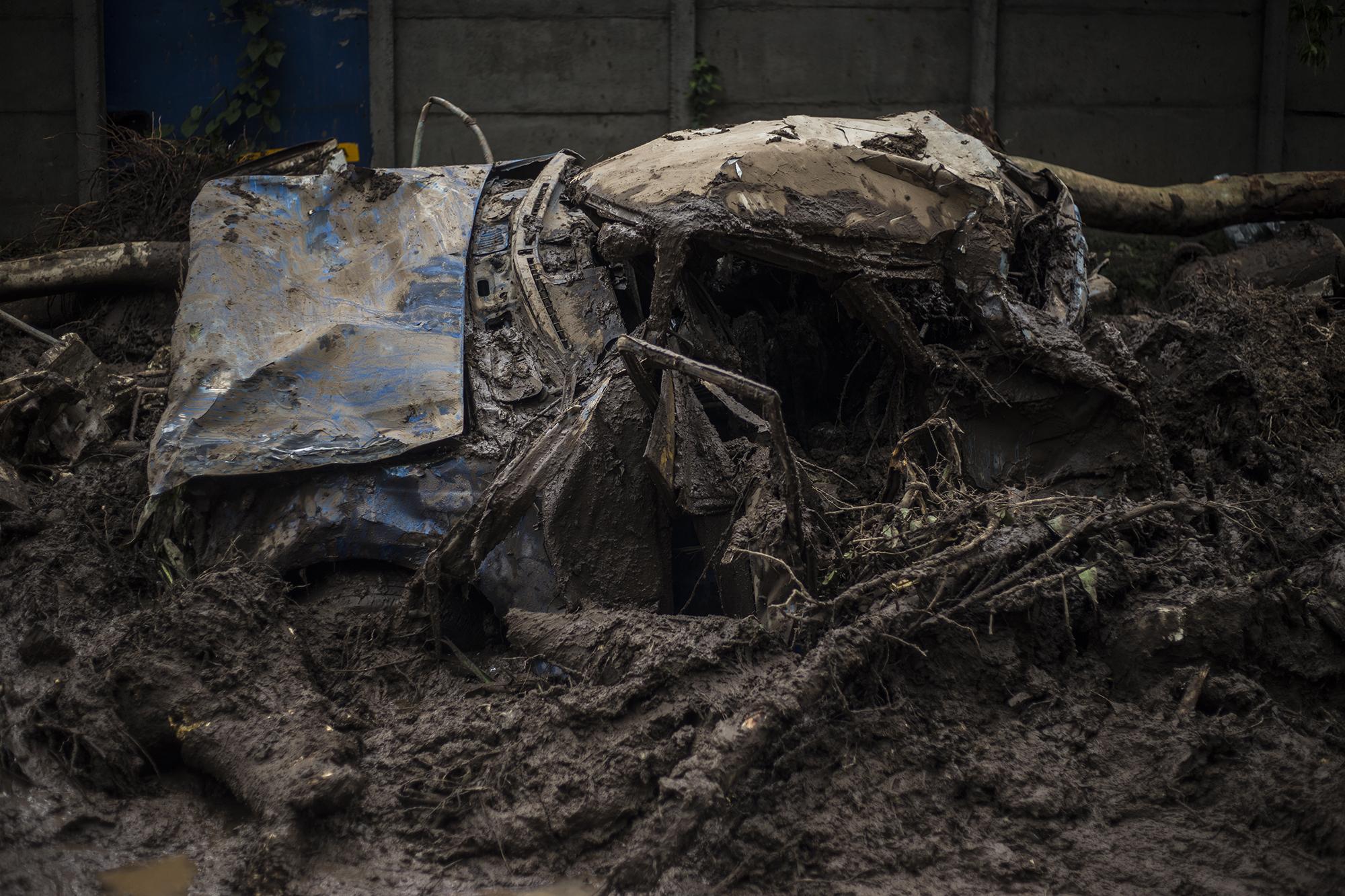 Este vehículo quedó totalmente destrozado sobre el kilómetro 8 de la carretera antigua al municipio de Santo Tomás, en San Salvador. Foto de El Faro: Víctor Peña.