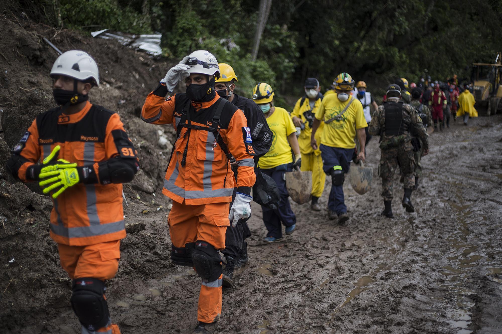 El jueves 4 de junio, las labores de rescate en Santo Tomás fueron suspendidas durante la mañana por las fuertes lluvias. Por la tarde, el reinicio del rescate tuvo que esperar el montaje y desmontaje de un podio al pie del deslave, donde se esperaba que el presidente Nayib Bukele diera un discurso. Foto de El Faro: Víctor Peña. 