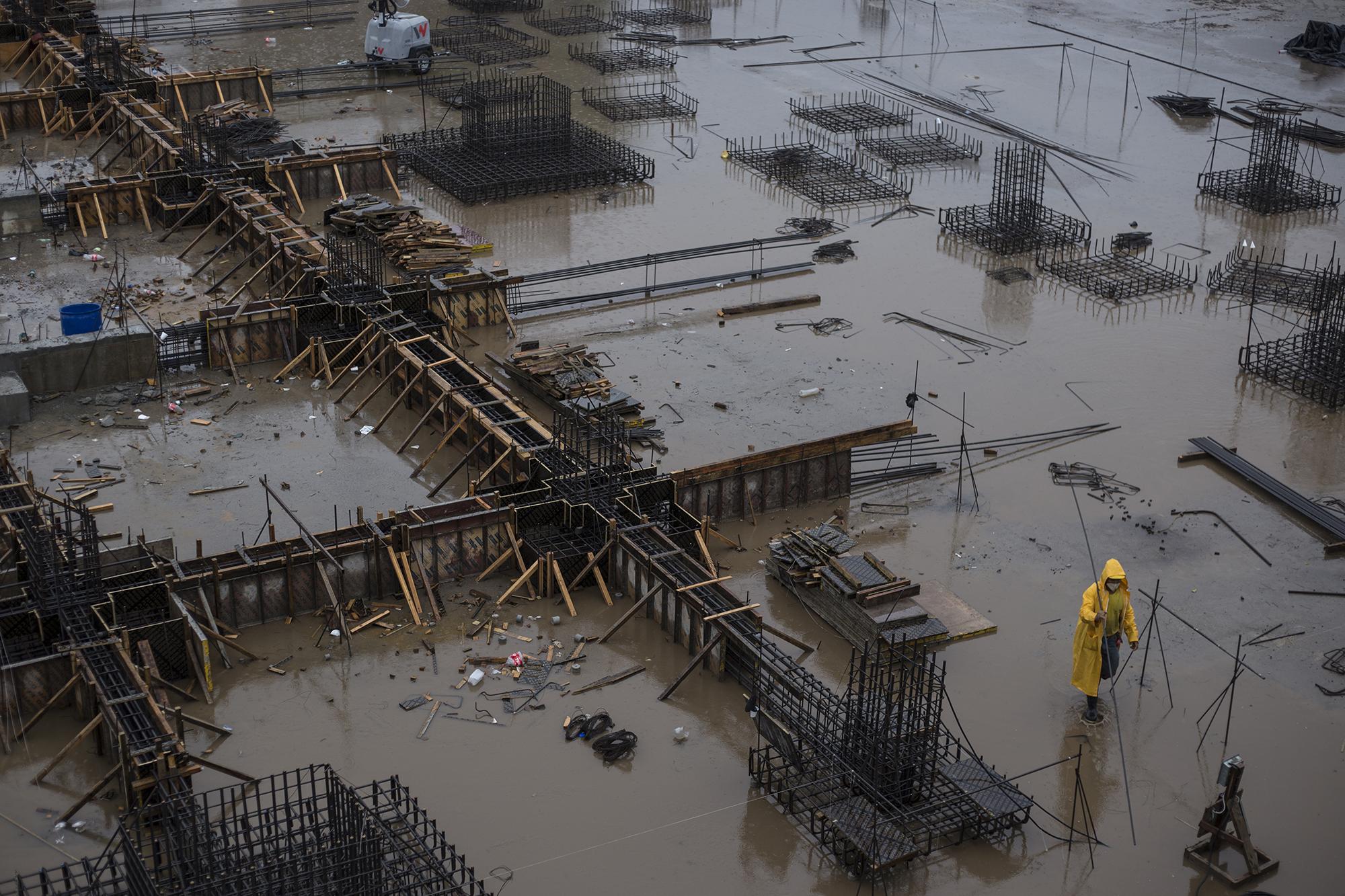 Las intensas lluvias provocadas por la tormenta Aanda inundaron la construcción del hospital anexo en CIFCO. La constructora Icivil Infraestructura puede solicitar una nueva prórroga al contrato. Esta fotografía fue tomada el 30 de mayo. Foto de El Faro: Víctor Peña.