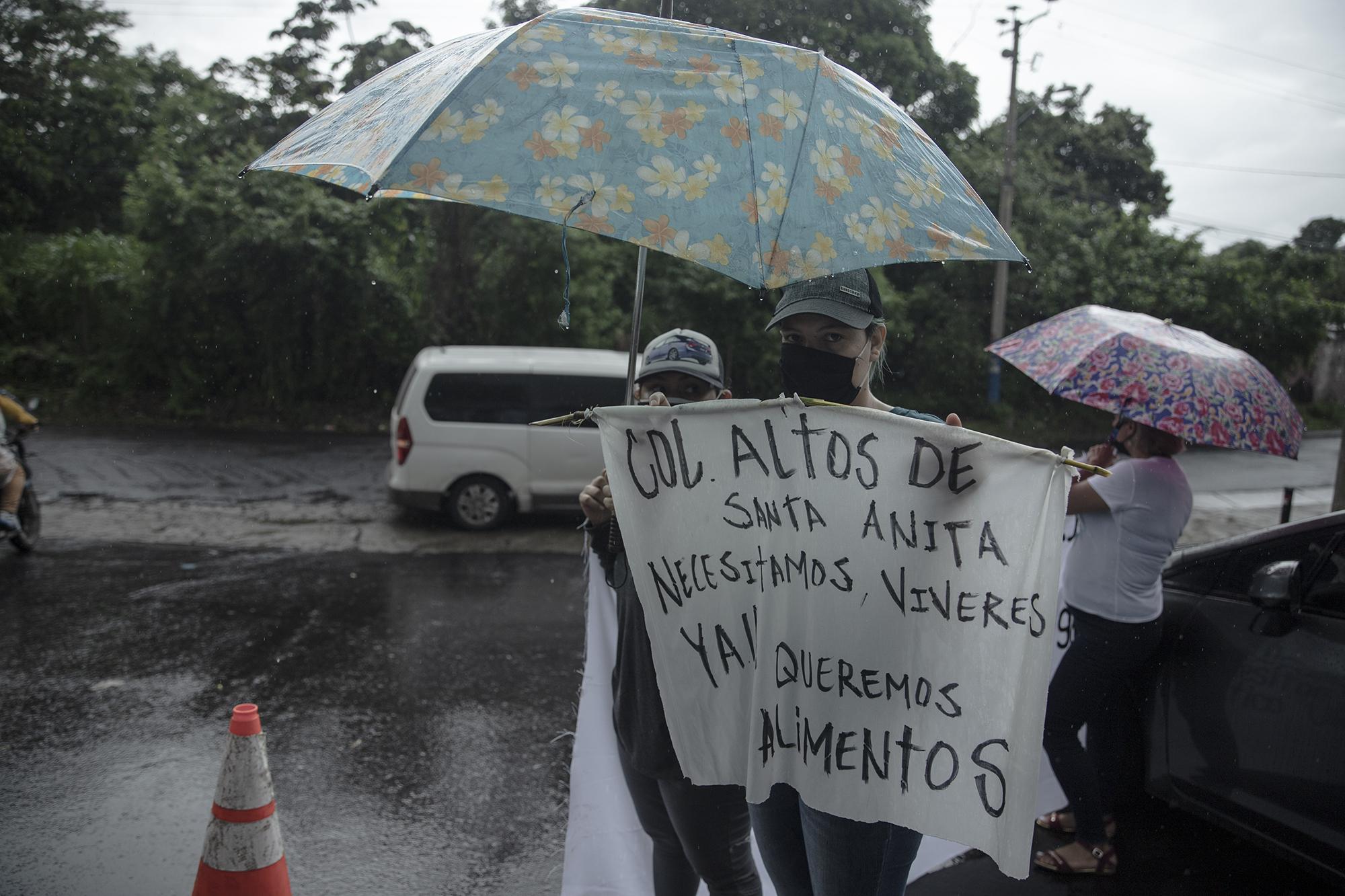 Los habitantes de la comunidad Altos de Santa Anita se concentraron en la entrada de la comunidad, ubicada en el cantón El Limón de Soyapango, para pedir ayuda alimentaria y la intervención de las cárcavas que se generaron debido a las tormentas Amanda y Cristóbal. Foto de El Faro: Carlos Barrera