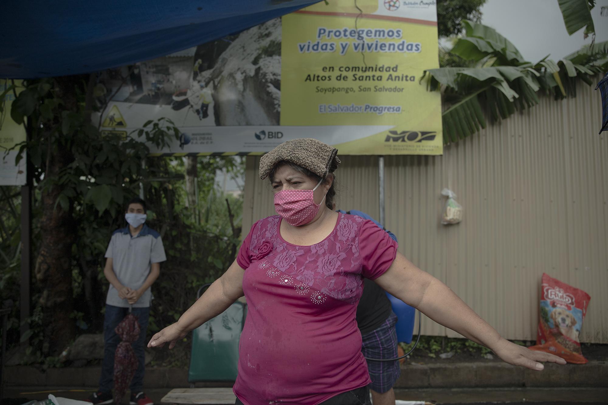 En la entrada de la comunidad Altos de Santa Anita los vecinos han colocado un punto de desinfección como protocolo de seguridad para prevenir el coronavirus en el sector. Foto de El Faro: Carlos Barrera