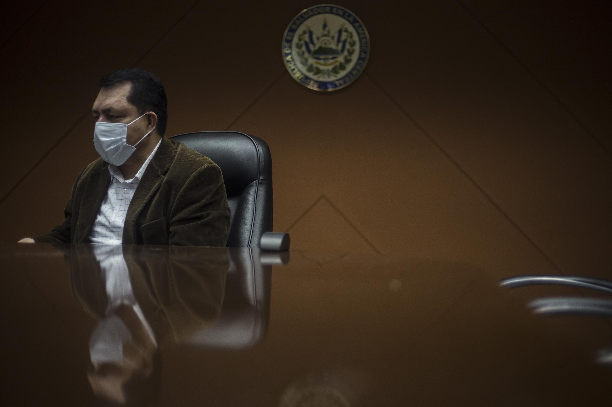 Mario Ponce, presidente de la Asamblea Legislativa, durante entrevista ofrecida a El Faro. Sala de reuniones de la Comisión Política. 1 de junio de 2020. Foto de El Faro: Víctor Peña. 