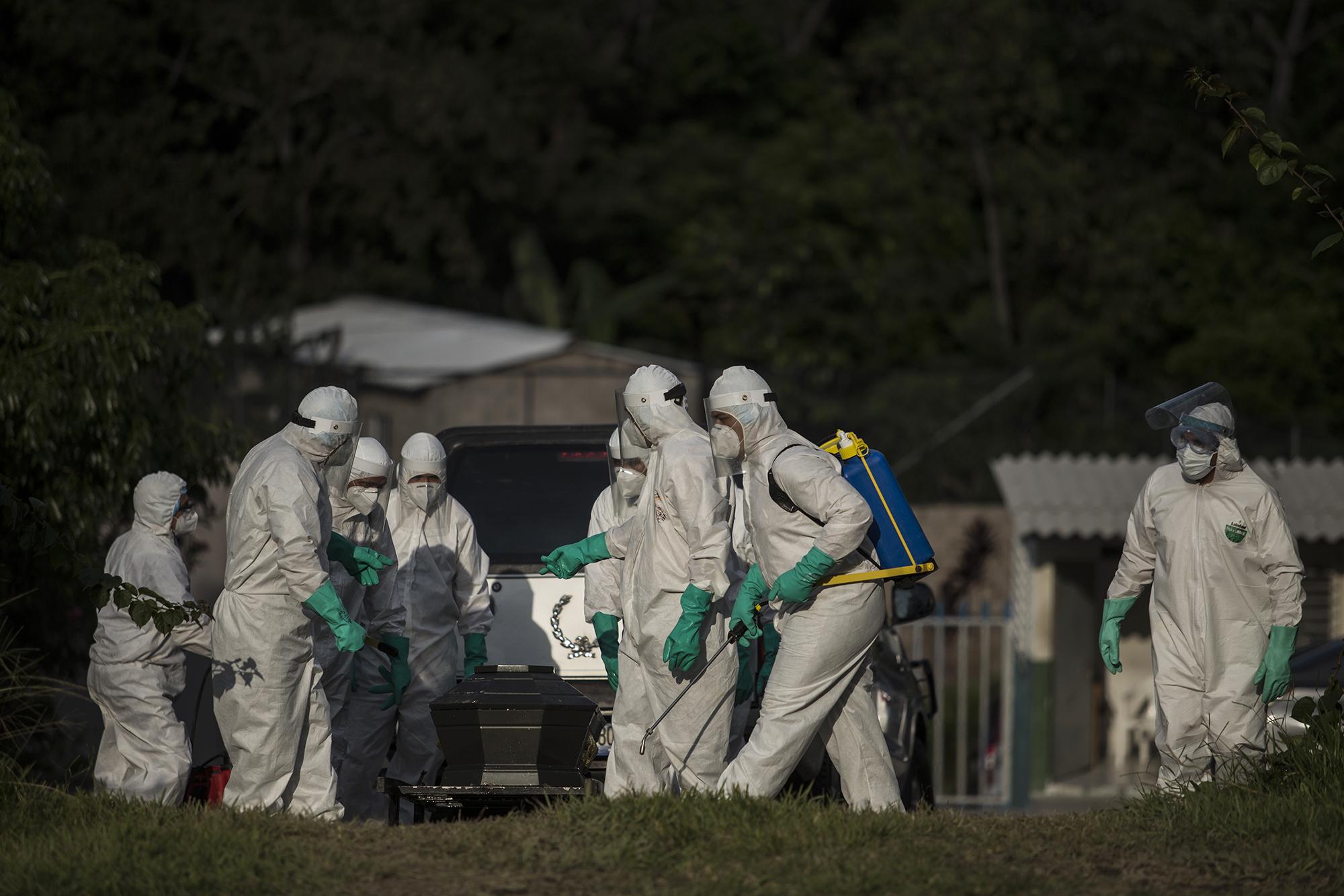 El viernes 12 de junio, los empleados del cementerio Jardín de Soyapango, recibieron a una víctima de covid-19, que fue trasladada desde el hospital Militar. Foto de El Faro: Víctor Peña. 