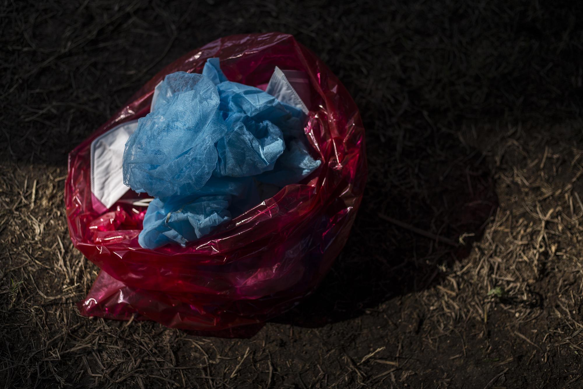 Zapateras, guantes de látex y mascarillas van directo a la basura después de cada protocolo de entierro. Esta bolsa de desperdicios está en un área aislada para acumular todo lo que no se puede reutilizar.