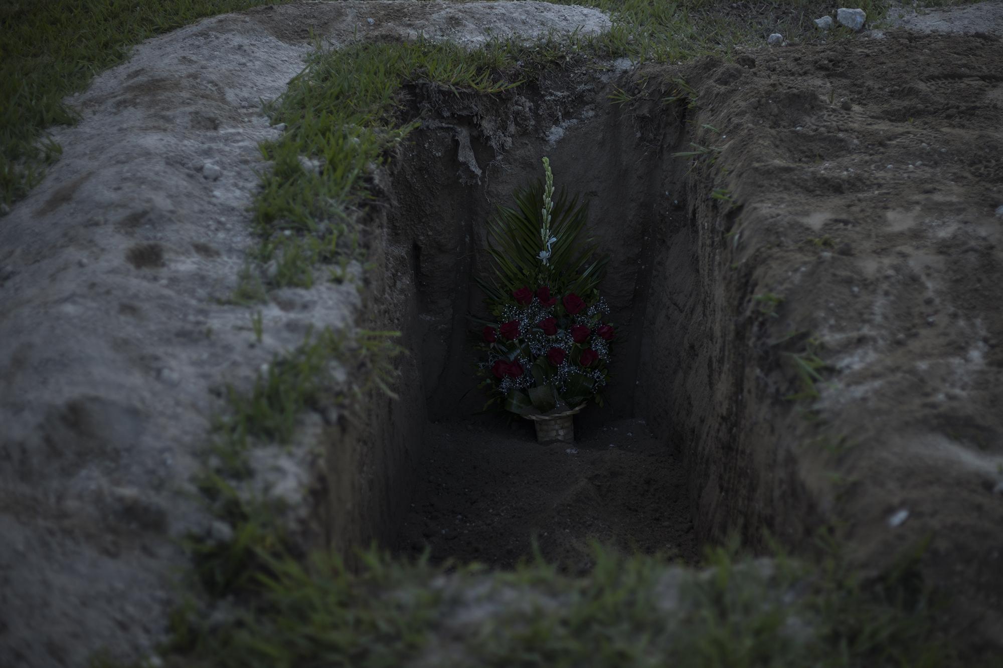 “Nuestro protocolo ha terminado. De nuestra parte, le damos las condolencias y, cuando esto acabe, ustedes podrán venir a visitar a su familia”, dijo Marco Servellón a una mujer que despedía a su familiar, sumergida en llanto y sola, el jueves 11 de junio. 