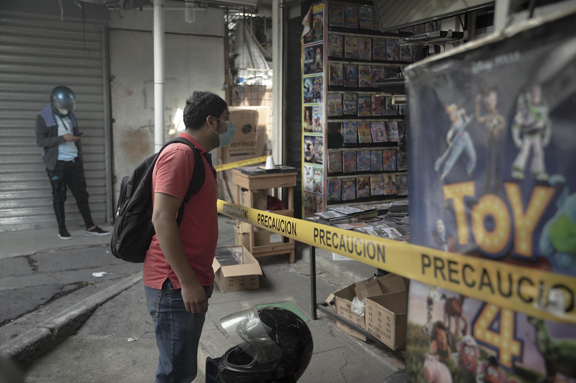 Una venta de películas pirata es de los pocos negocios que han abierto en la calle Arce. El administrador del lugar admite que las ventas están bajas, pero que los primeros dos días han podido vender a algunos de sus clientes frecuentes que llegan desde municipios aledaños a San Salvador para comprar películas que luego revenden.