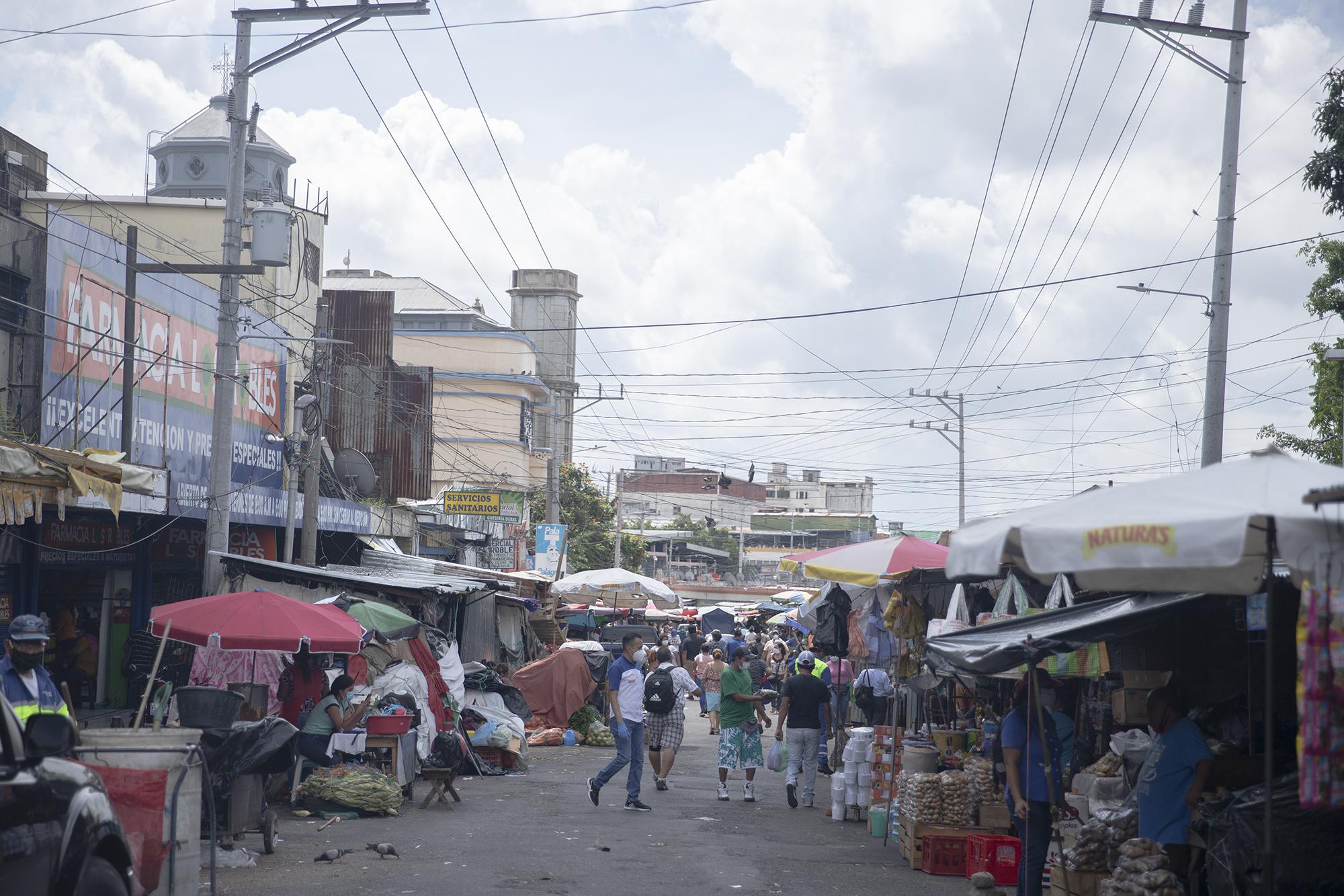 El Mercado Central es uno de los centros de abastecimiento de artículos de primera necesidad más grandes en San Salvador. Desde que la economía empezó su reapertura el pasado martes 16, el incremento de compradores y vendedores a aumentado. El mercado no cerró durante la cuarentena, pero tampoco funcionó a la totalidad de su capacidad. Muchos negocios que se mantuvieron cerrados ahora han logrado reabrir, sobretodo en las afueras del mercado y sobre la 6 Calle Poniente