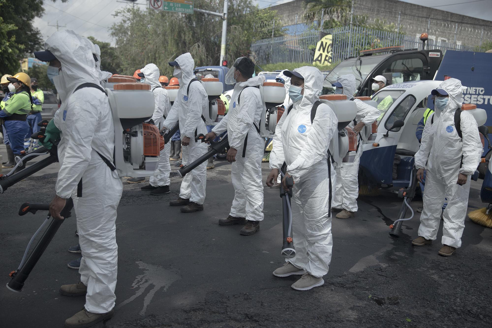 A las 9:00 a.m del 18 de junio, una cuadrilla de limpieza de la alcaldía municipal de San Salvador se hizo presente a la calle Rubén Darío para apoyar en el plan reapertura económica y mantener limpias las áreas donde se mantiene los vendedores y donde transitan miles de salvadoreños al día.
