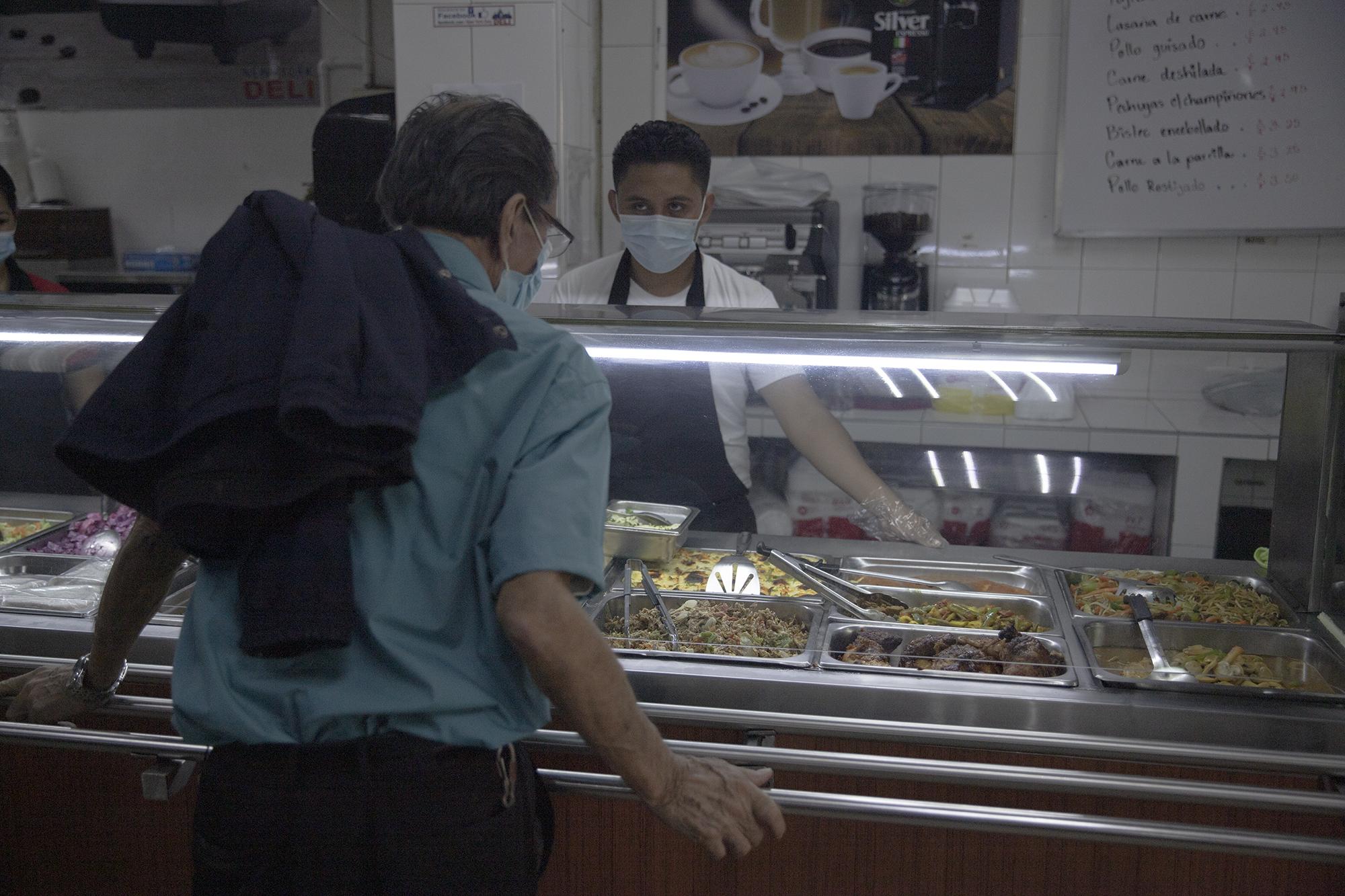 Los comedores a la vista del centro de San Salvador mantienen la dinámica de vender comida únicamente para llevar. El administrador del comedor New York de la calle Arce admite que si bien las ventas no son las mejores, la gente no ha dejado comprar comida. 