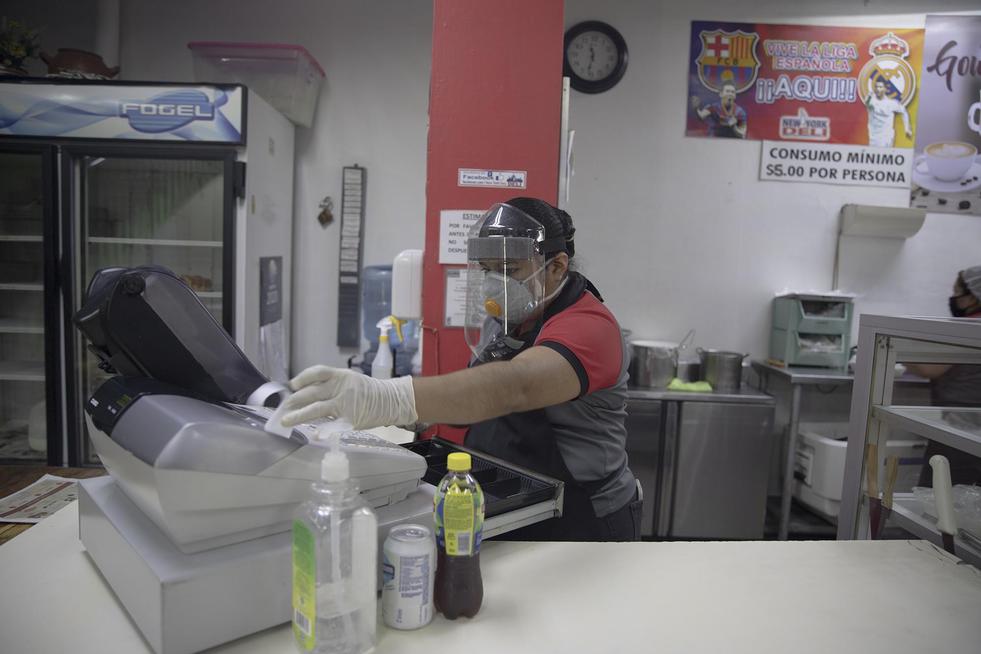 Margarita Barrios trabaja como cajera en el comedor New York de la calle Arce. A pesar de que la fase uno de reapertura económica, implementada por el Gobierno no contempla el transporte público, el dueño del comedor les brinda transporte para que puedan regresar hasta sus casas.