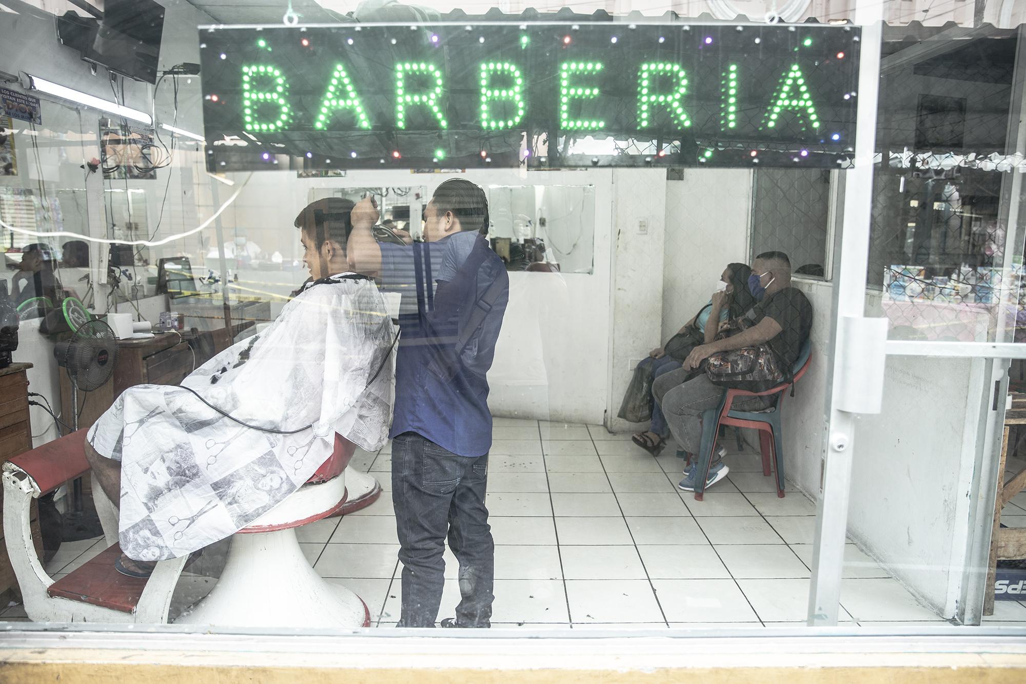 Las barberías o peluquerías han reabierto en el Centro de San Salvador. La fase uno contempla que los salones de belleza y barbería deberán funcionar únicamente por citas. 