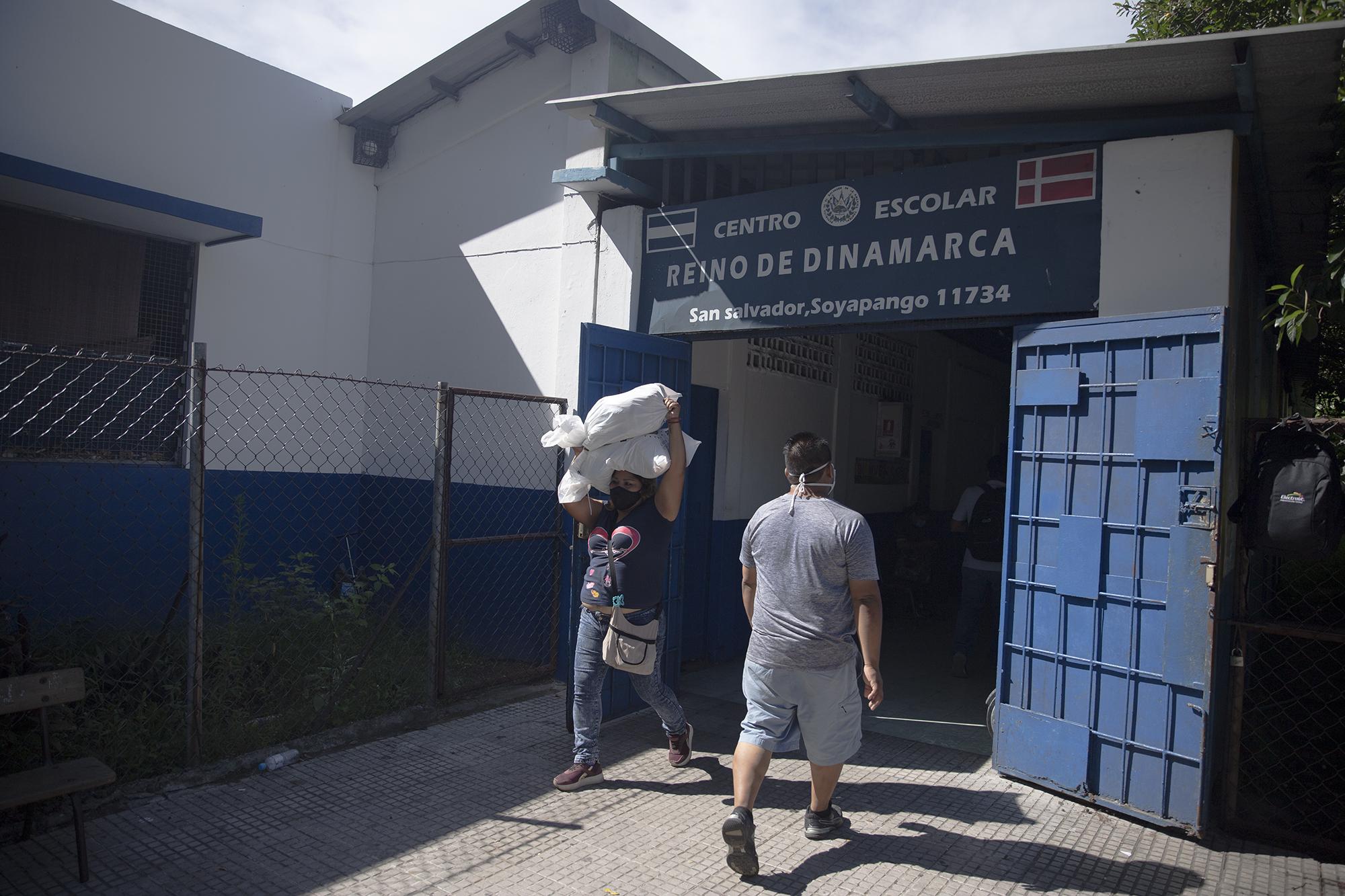El centro escolar Reino de Dinamarca, en Soyapango, funcionó como centro de distribución de paquetes alimenticios del Gobierno para las familias del municipio. En el lugar, el 12 de junio de 2020, un dirigente municipal del partido Nuevas Ideas hacía las funciones de coordinador. Foto de El Faro: Carlos Barrera