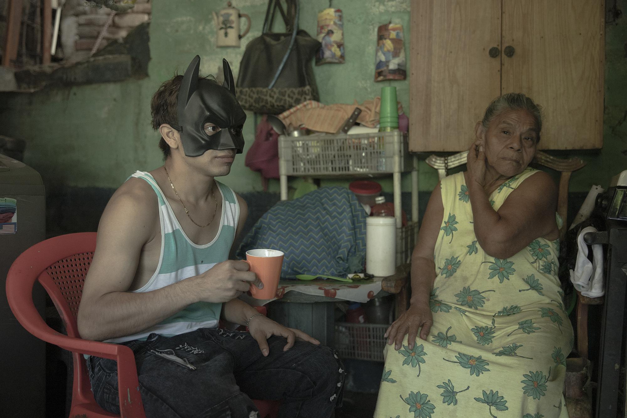 Stanley Gómez y su tía Misaela Pérez en su casa ubicada en la comunidad Modelo 1 de San Jacinto. Durante la cuarentena ambos se quedaron sin ingresos y la venta de mascarillas se convirtió en el sostén para los dos. Foto de El Faro: Carlos Barrera