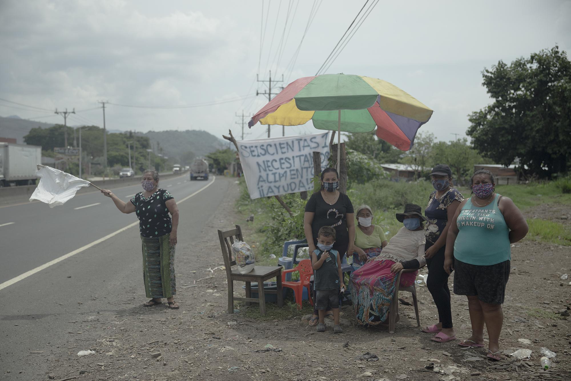 Familias de la comunidad Las Seiscientas Uno salen todos los días, desde el inicio de la cuarentena, para pedir alimentos en la carretera a Sonsonate, a la altura de Lourdes en el municipio de Colón, La Libertad. Foto de El Faro: Carlos Barrera.