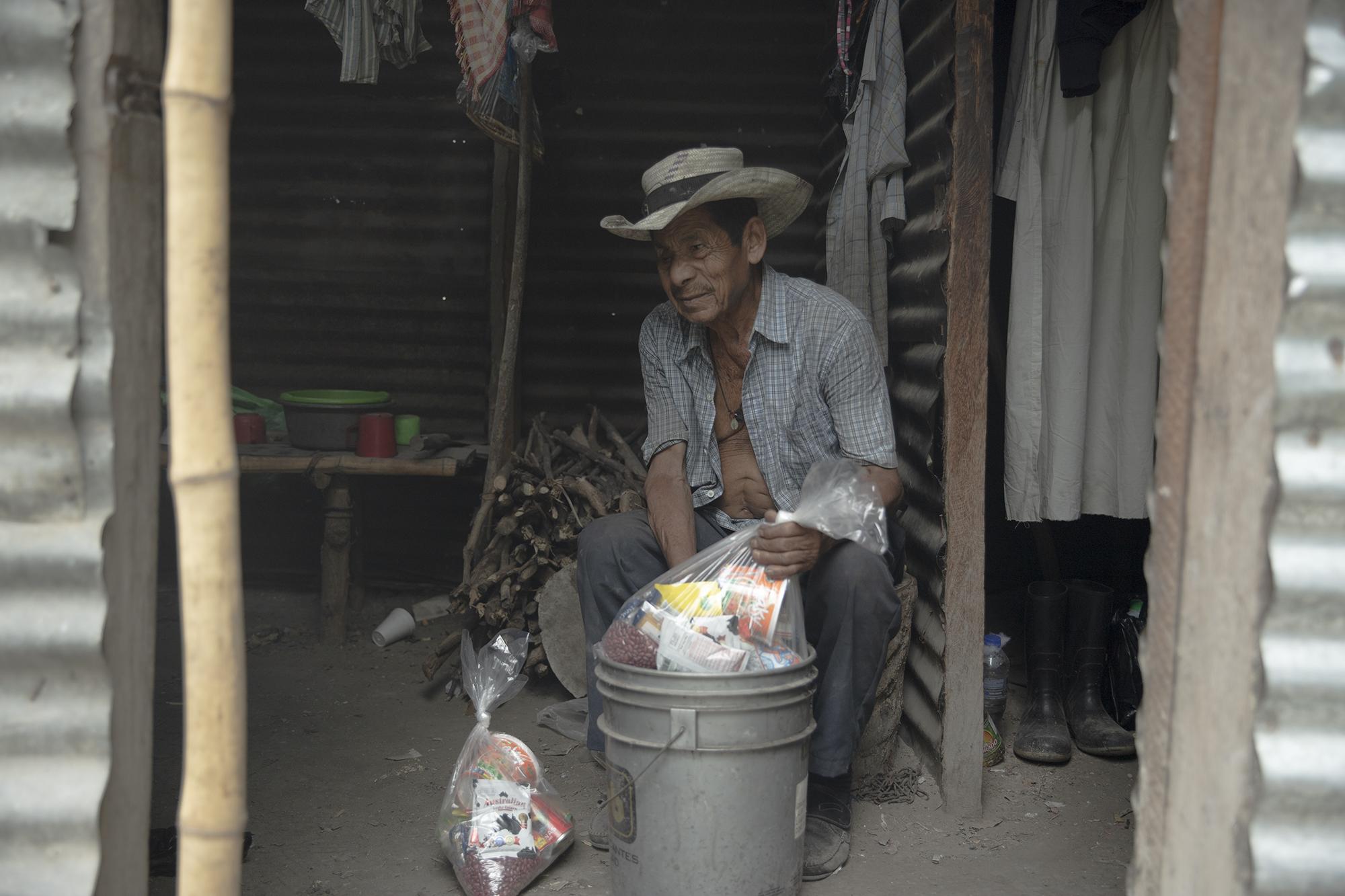 Santos Ventura tiene 77 años y vive en la colonia Nuevo Verapaz, del municipio de Verapaz, San Vicente. La vivienda de Santos está construida de láminas en un terreno que pertenece a la alcaldía del municipio. Al lugar llegaron los voluntarios de Solitaritón SV y proveyeron al anciano con alimentos básicos. También se coordinó la construcción de una vivienda digna para Santos. Foto de El Faro: Carlos Barrera.