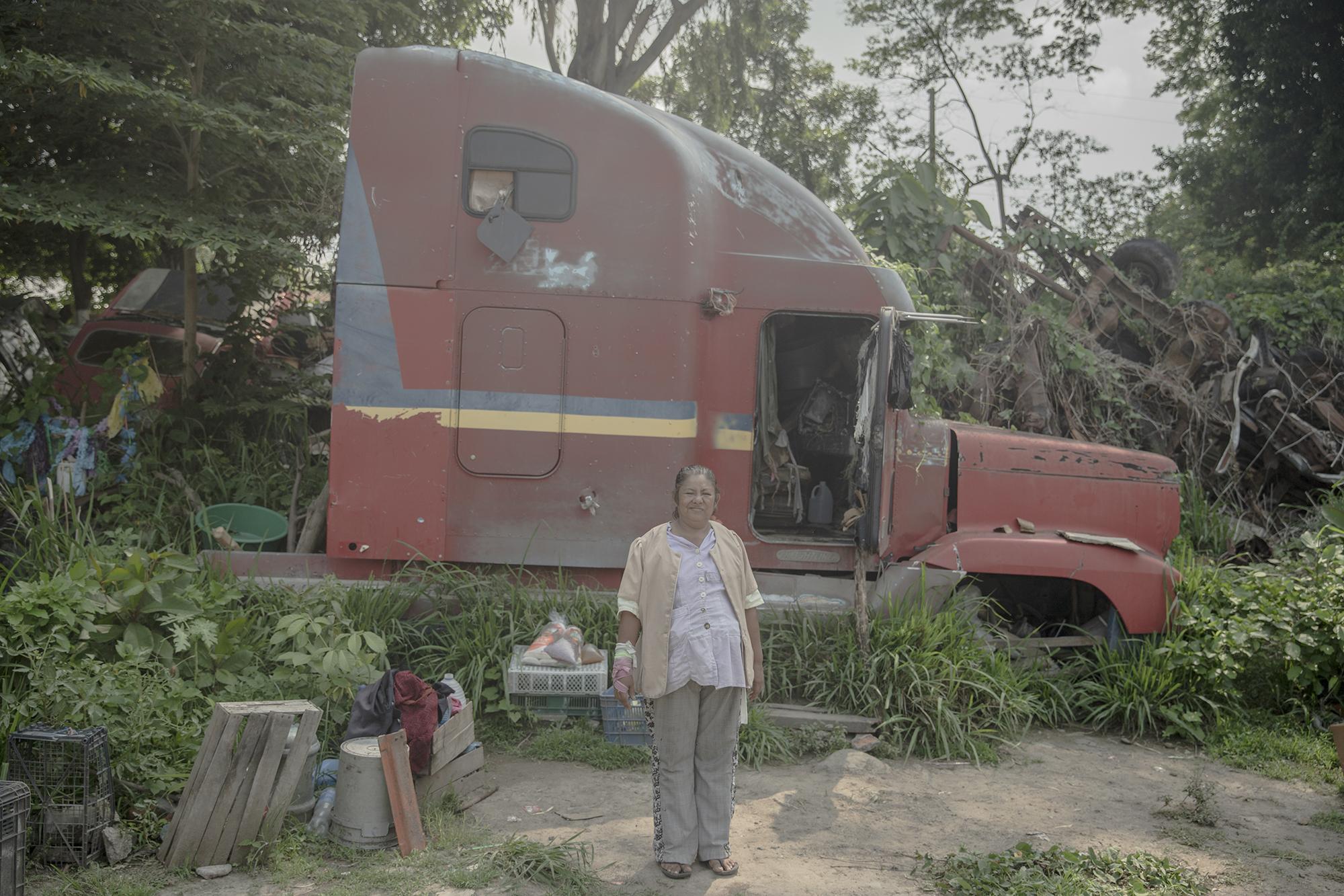 María Magdalena vive en lo que queda de un camión a las afueras del casco urbano del municipio de San Vicente. Hasta ese lugar llegaron los voluntarios de Solidaritón SV para donarle alimentos. Foto de El Faro: Carlos Barrera.