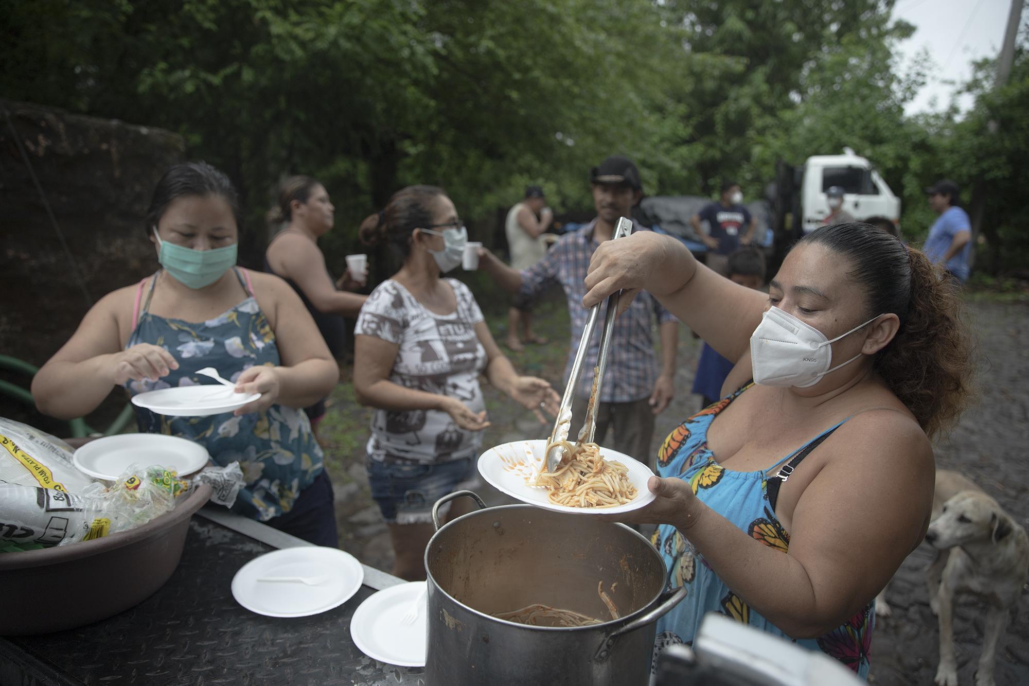 María Urbina se organizó con su familia en la Libertad para entregar alimentos a las comunidades más afectadas por la tormenta tropical Amanda. Foto de El Faro: Carlos Barrera.