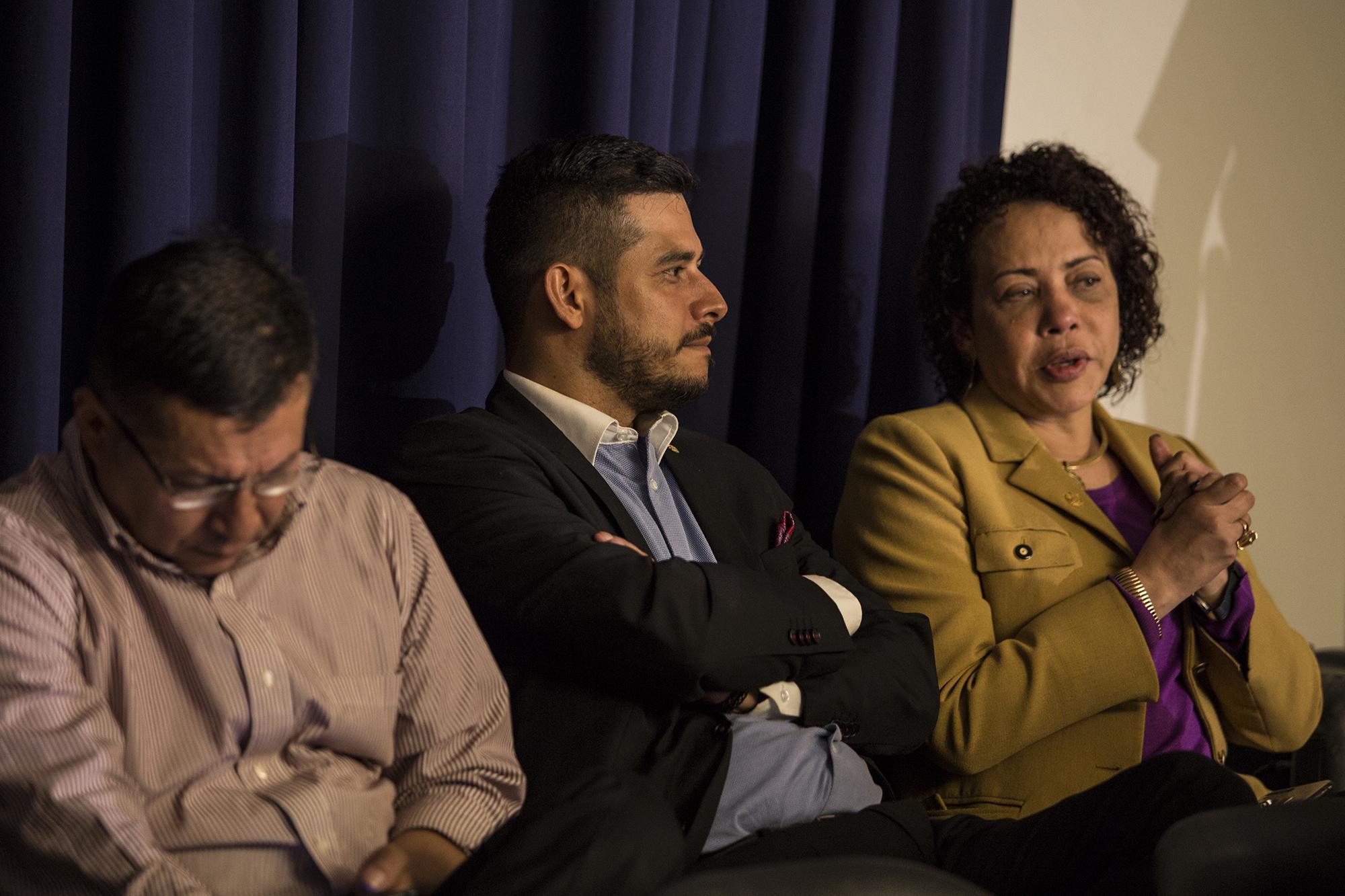 Caption: The Treasury Ministry awarded the contract for its cafeteria to the sister of Carolina Recinos, the presidential commissioner. Treasury Minister Nelson Fuentes Menjívar, center, offered no explanation for the selection of a businesswoman lacking the economic capacity to offer the service. Picture taken July 15, 2019 by Víctor Peña/El Faro