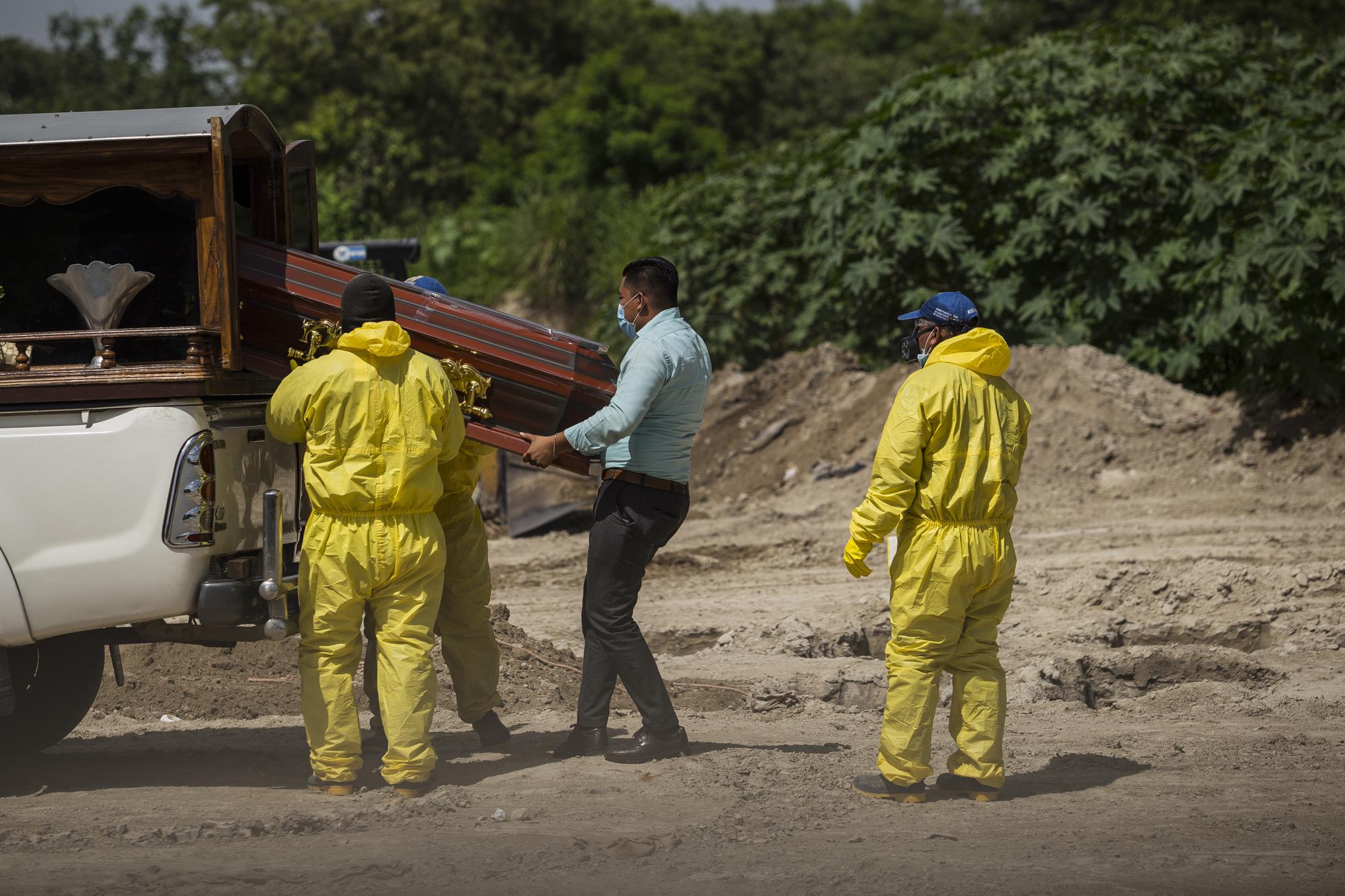 “There it is, there it is, somebody record! I can at least see from here,” said a woman standing on the roof of a microbus to see over the wall of La Bermeja as funeral workers lowered her mother’s casket out of a cargo bed. A plainclothes worker pulled the casket out by one end and delivered the casket to the burial workers. At the La Bermeja cemetery, families must pay $238 to bury their loved one in a tomb shared with another body.