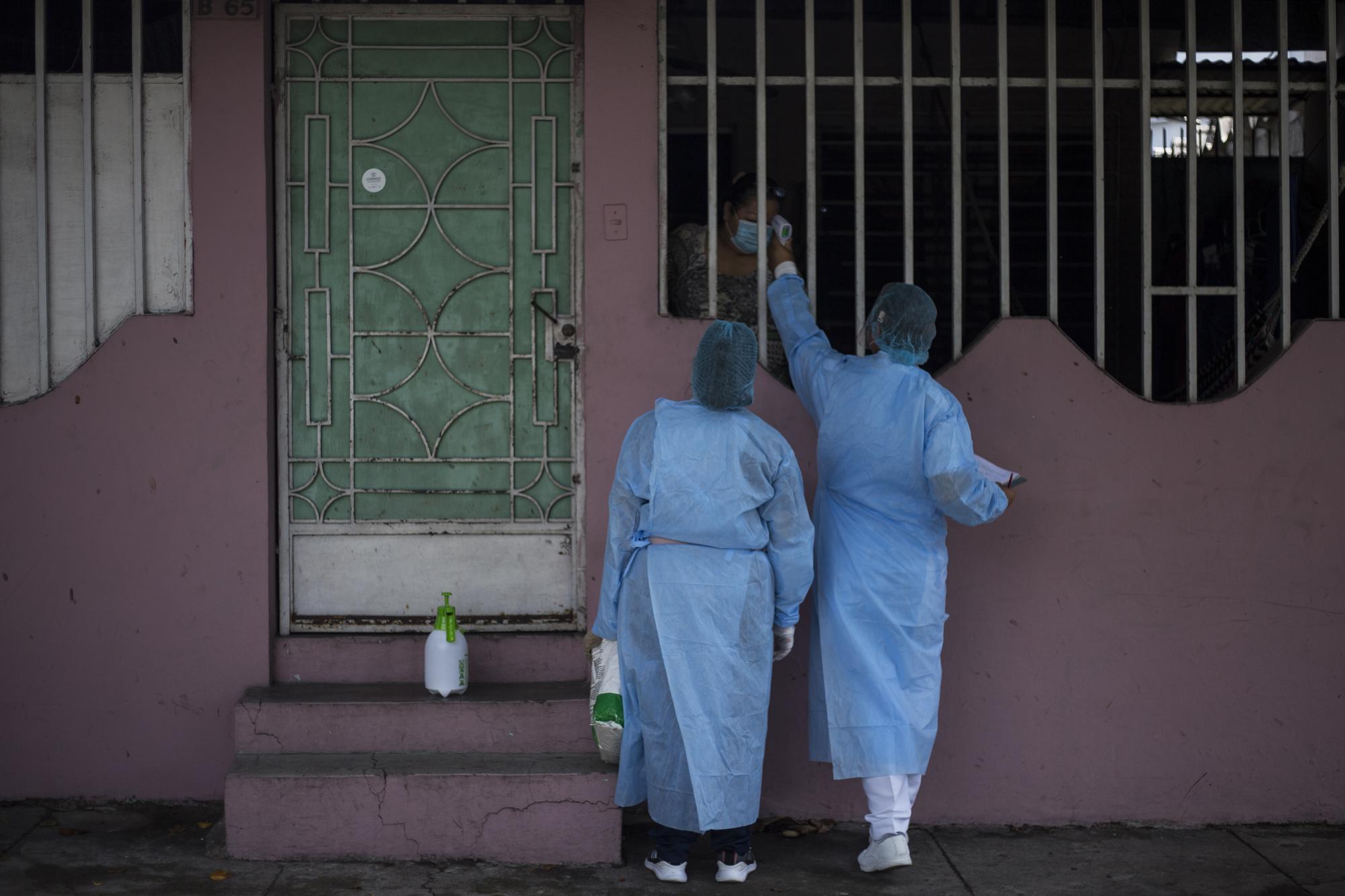 A medical response team travels door-to-door through the neighborhoods of Soyapango to detect cases of covid-19, check temperatures, and give instructions on social distancing, the use of masks, and handwashing. This team, which works in one of the most populated municipalities in the department of San Salvador, has reported up to six suspected covid-19 cases every day since it began working on May 23.