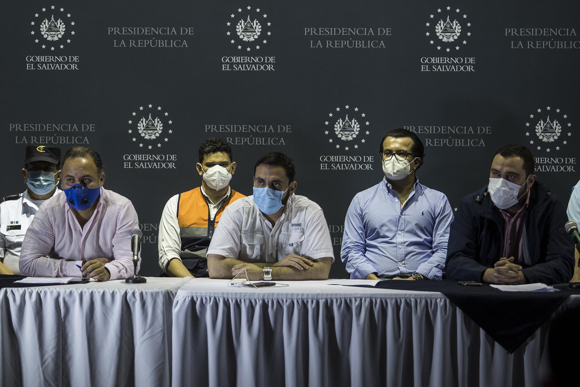 Francisco Alabí, ministro de Salud, junto al Consejo de Ministros, durante conferencia de prensa sobre coyuntura de la pandemia covid-19. Museo Nacional de Antropología, David J. Guzmán, el 16 de mayo de 2020. Foto de El Faro: Víctor Peña. 