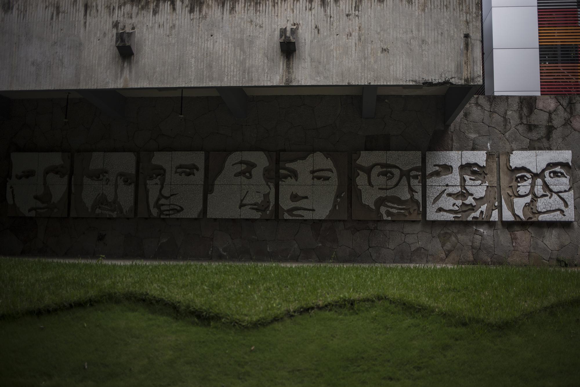 Mural conmemorativo sobre los mártires de la UCA, asesinados en 16 de noviembre de 1989. Cinco de los sacerdotes habían nacido en España y uno de ellos era salvadoreño por nacimiento. Elba Ramos era cocinera del teologado de los jesuitas, y su hija, Celina, era estudiante de bachillerato de comercio. Foto de El Faro: Víctor Peña. 