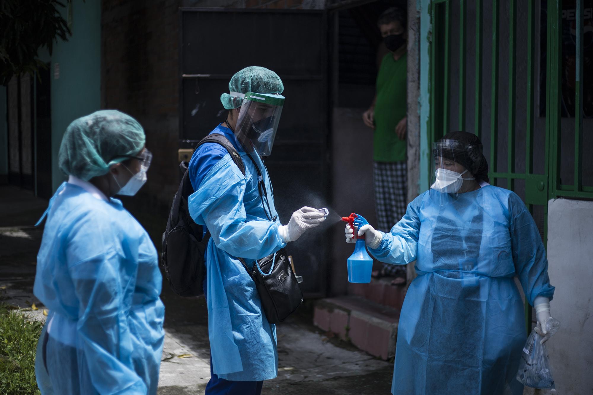 Personal médico realiza recorrido en las calles del municipio de Soyapango, para detectar casos positivos y sospechosos de covid-19. Foto de El Faro: Víctor Peña.