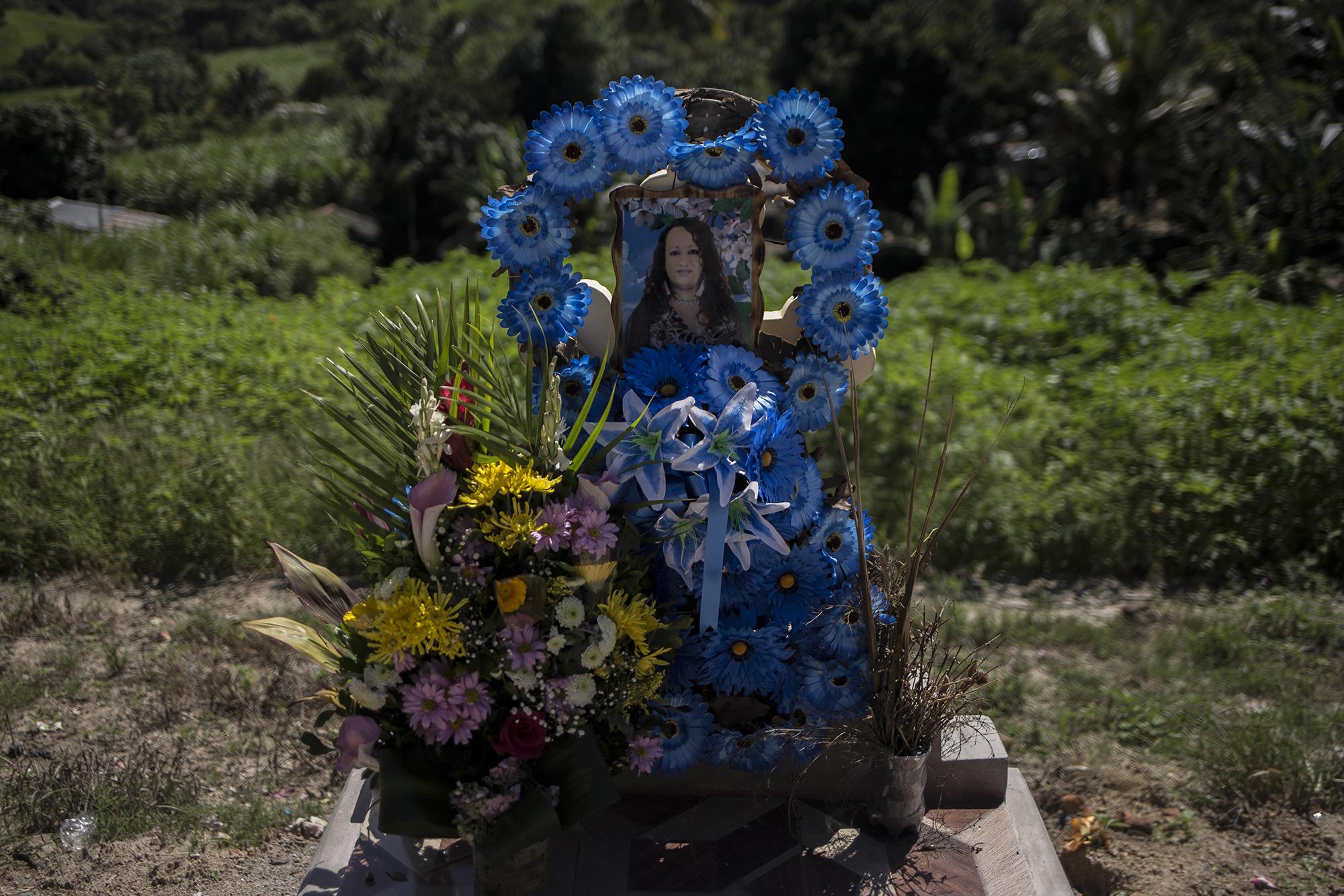 Aquí fue enterrada Camila Díaz, una mujer trans que fue vapuleada por agentes de la PNC. Cementerio general de Mercedes La Ceiba, departamento de La Paz. Foto de El Faro: Víctor Peña. 