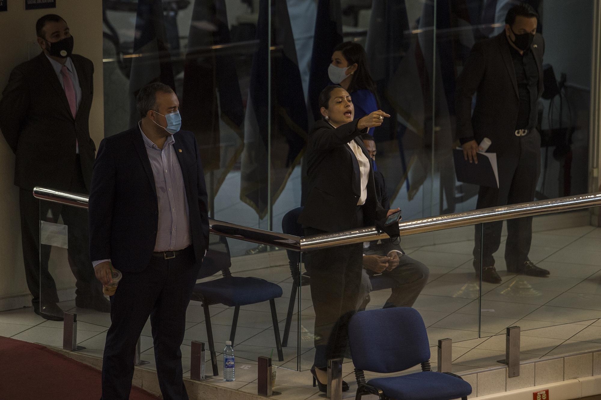 La secretaria de Comunicaciones de la Presidencia, Sofía Medina, durante una plenaria de la Asamblea Legislativa que ella interrumpió para gritar algunas instrucciones desde el área de invitados. Foto de El Faro: Víctor Peña. 