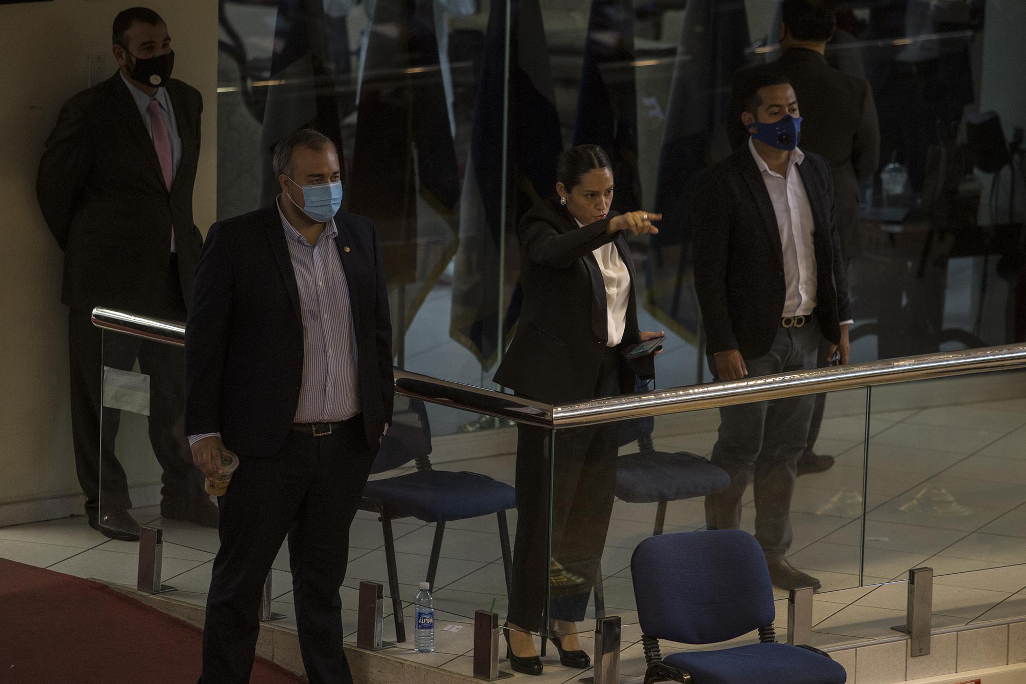 La secretaria de comunicaciones de la Presidencia, Sofía Medina, después del informe del ministro de Defensa, gritó desde un extremo del Salón Azul para argumentar las razones de no entregar el documento. Esta acción detuvo la sesión plenaria. Foto de El Faro: Víctor Peña. 