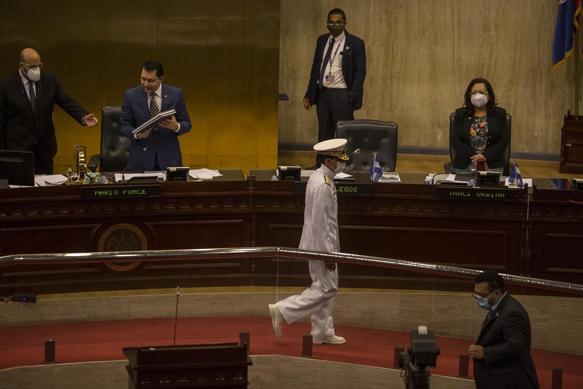El ministro de Defensa, Francis Merino Monroy, quin se negó a entregar el documento de su informe, regresó minutos después frente a la Junta Directiva de la Asamblea Legislativa. Foto de El Faro: Víctor Peña.