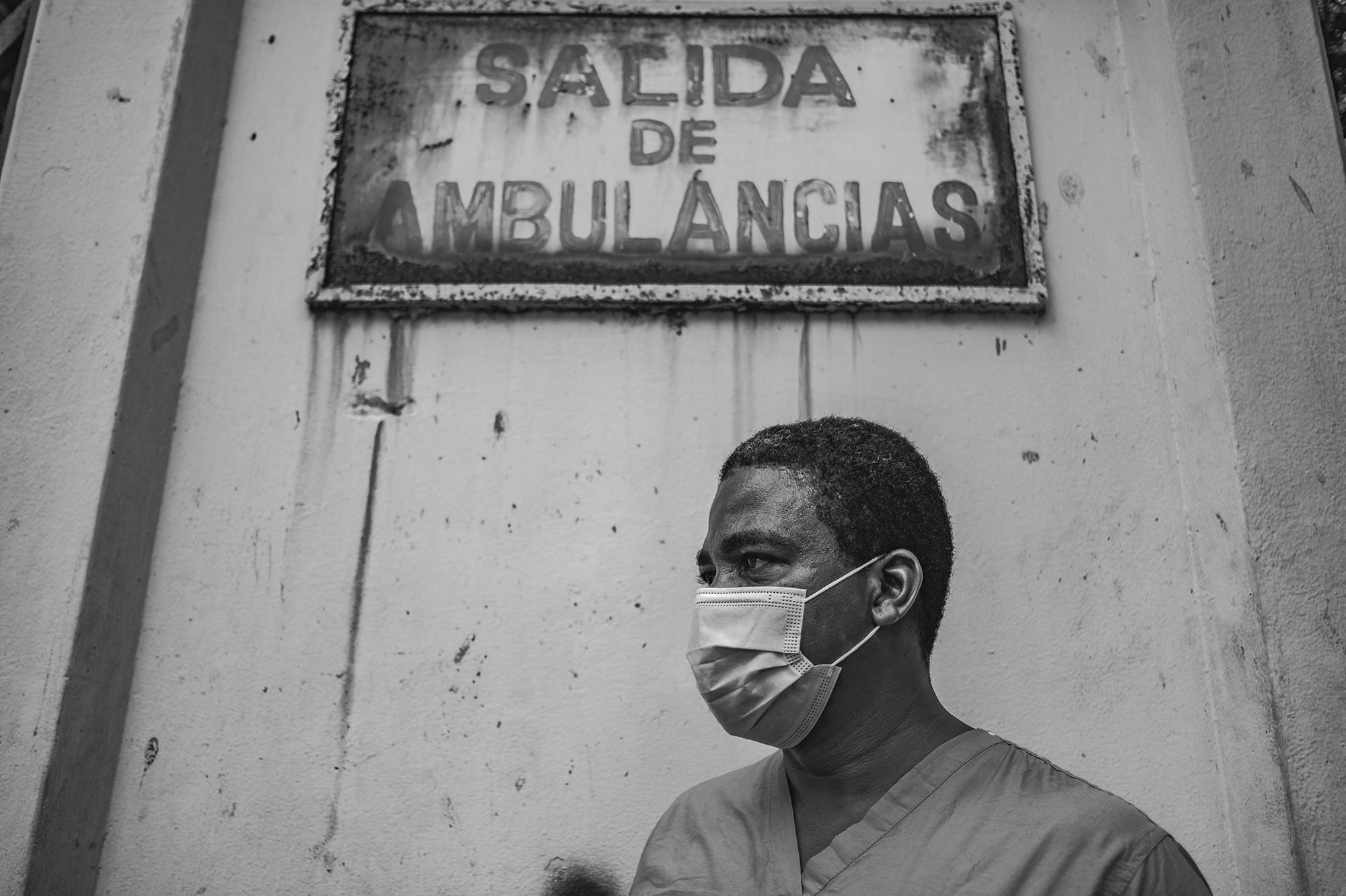 En el hospital Rosales, la espera para sacar cuerpos de la morgue es larga. En ocasiones hay hasta diez funerarias esperando turno cuando Santos llega al lugar. Sacar un cuerpo del hospital toma cerca de 20 minutos. La entrega de cuerpos con protocolo covid-19 es todos los días a la 1:00 p.m en la morgue del Rosales.