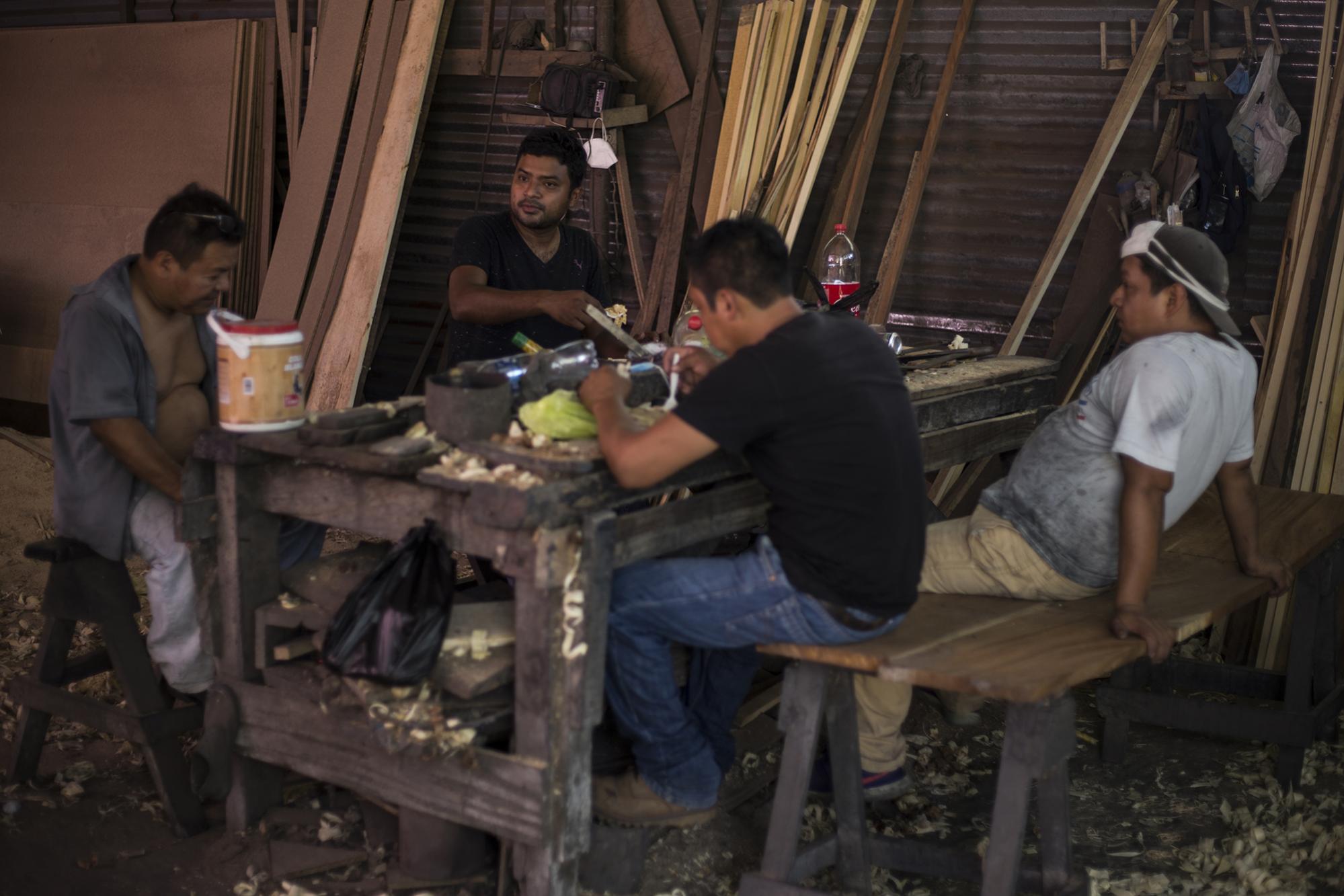 El taller de la Funeraria Nazareth se creó cuatro años atrás, en 2016, en las entrañas del barrio Concepción, en el municipio de San Pedro Perulapán, del departamento de Cuscatlán. Bajo esta armazón de láminas trabajan doce hombres, pintores y carpinteros con música a todo volumen, gritos, risas, charlas, y bromas pesadas todo el día. Entre ellos hay una mujer silenciosa, y la única que hace los trabajos de tapicería.