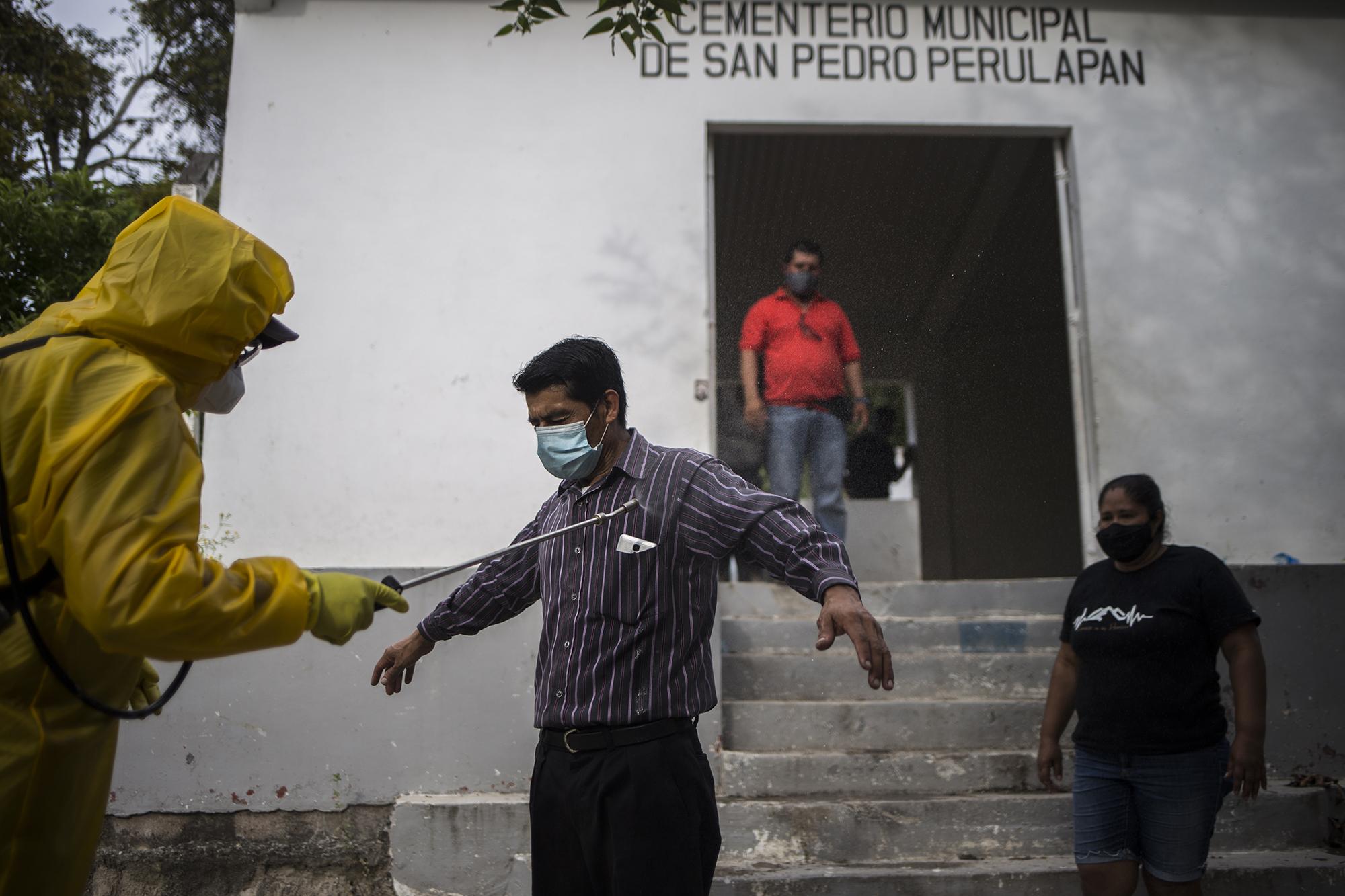 Pedro y su familia asistieron al cementerio general de San Pedro Perulapán. Más de 15 personas llegaron apiñadas en la cama de un camión, para ver a lo lejos la inhumación realizada bajo protocolo covid-19. El cuerpo de Regina fue trasladado bajo custodia de la Policía Nacional Civil y el Ministerio de Salud.